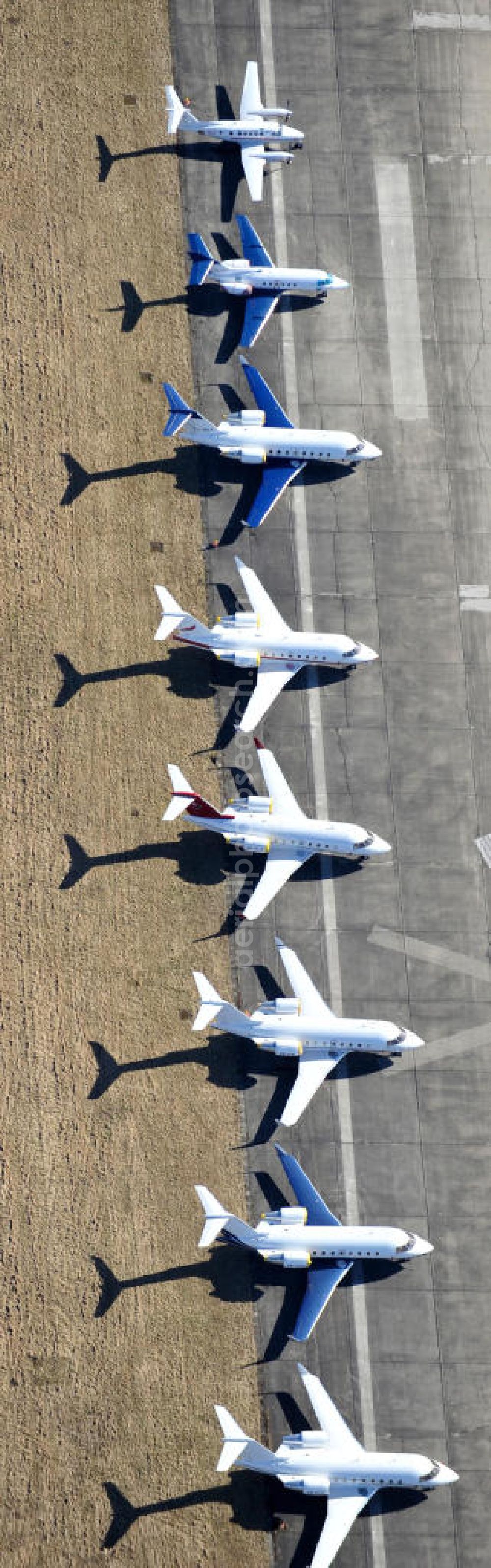 Aerial image Schönefeld - Blick auf abgestellte Verkehrsflugzeuge und Jets der Allgemeinen Luftfahrt auf dem Reststreifen der alten Start- und Landebahn des bisherigen aktiven Teils des Flughafen Berlin-Schönefeld. Parked aircraft and general aviation aircraft on the remaining strip of the old start and runway of the recent active part of the airport Berlin-Schoenefeld.