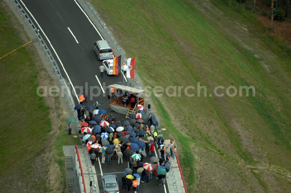 Nuthetal from above - Blick auf das Autobahndreieck Nuthetal (A 10 und A 115) am Tag der Verkehrsfreigabe der Tangente zuim Autobahnkreuz Schönefeld. Das am stärksten befahrene Autobahnteilstück Brandenburgs wurde für 34 Millionen Euro umgebaut. Teilnehmer der Zeremonie sind der Bundesminister für Verkehr, Bau und Stadtentwicklung, Wolfgang Tiefensee, Brandenburgs Ministerpräsident Matthias Platzeck und Infrastrukturminister Reinhold Dellmann sowie der Vorstandsvorsitzende des Landesbetriebes Straßenwesen Brandenburg, Hans-Reinhard Reuter. Beteiligte Firmen sind u.a. die SchüßlerPlan Ingenieurgesellschaft, EUROVIA und BERGER.