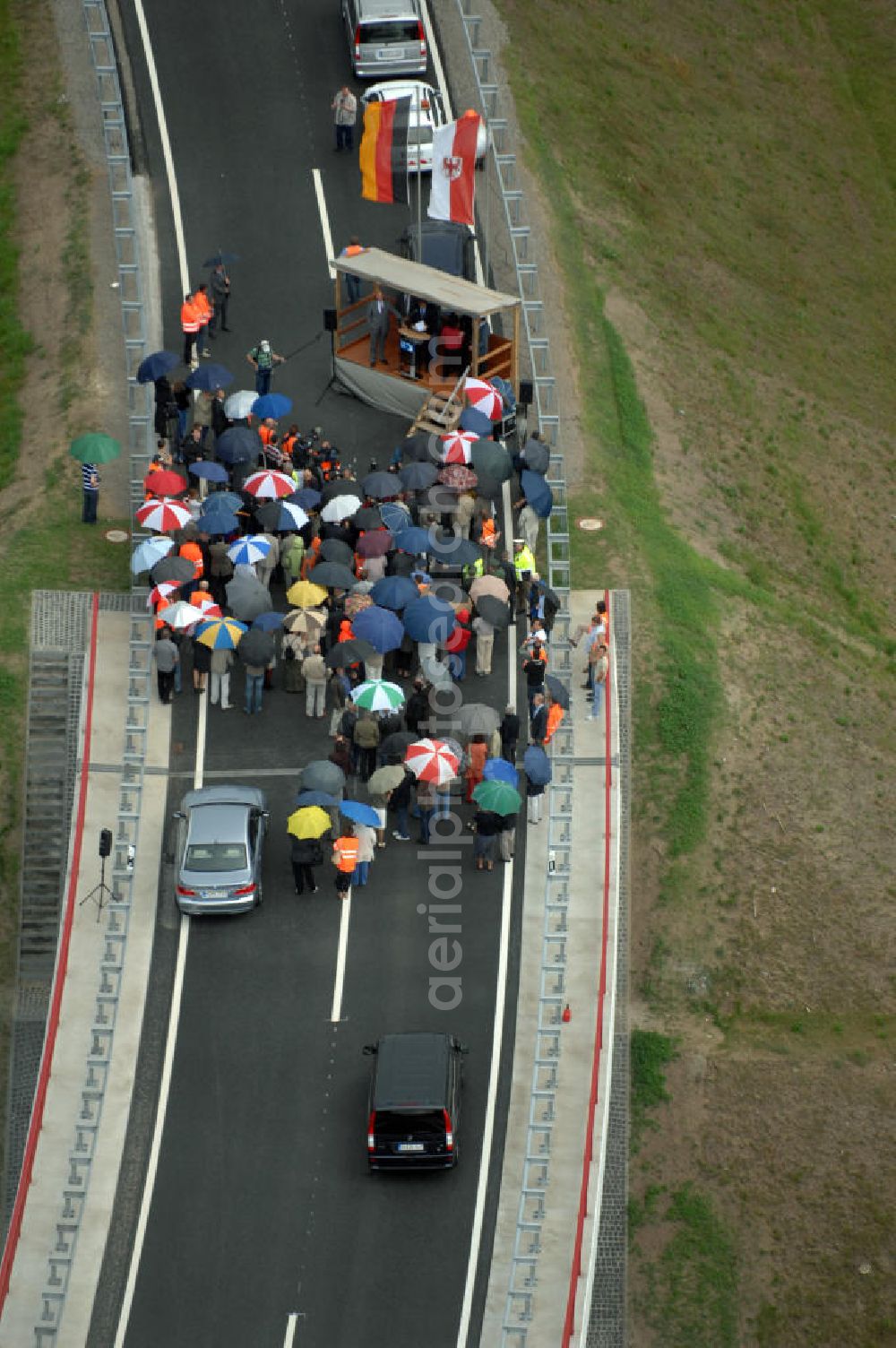 Nuthetal from the bird's eye view: Blick auf das Autobahndreieck Nuthetal (A 10 und A 115) am Tag der Verkehrsfreigabe der Tangente zuim Autobahnkreuz Schönefeld. Das am stärksten befahrene Autobahnteilstück Brandenburgs wurde für 34 Millionen Euro umgebaut. Teilnehmer der Zeremonie sind der Bundesminister für Verkehr, Bau und Stadtentwicklung, Wolfgang Tiefensee, Brandenburgs Ministerpräsident Matthias Platzeck und Infrastrukturminister Reinhold Dellmann sowie der Vorstandsvorsitzende des Landesbetriebes Straßenwesen Brandenburg, Hans-Reinhard Reuter. Beteiligte Firmen sind u.a. die SchüßlerPlan Ingenieurgesellschaft, EUROVIA und BERGER.