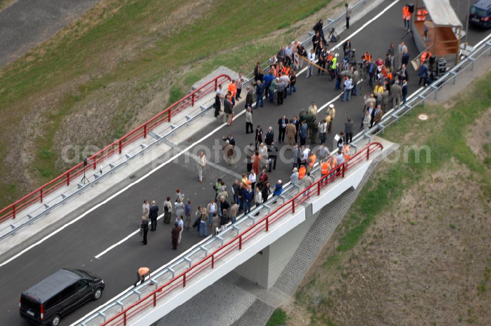 Aerial image Nuthetal - Blick auf das Autobahndreieck Nuthetal (A 10 und A 115) am Tag der Verkehrsfreigabe der Tangente zuim Autobahnkreuz Schönefeld. Das am stärksten befahrene Autobahnteilstück Brandenburgs wurde für 34 Millionen Euro umgebaut. Teilnehmer der Zeremonie sind der Bundesminister für Verkehr, Bau und Stadtentwicklung, Wolfgang Tiefensee, Brandenburgs Ministerpräsident Matthias Platzeck und Infrastrukturminister Reinhold Dellmann sowie der Vorstandsvorsitzende des Landesbetriebes Straßenwesen Brandenburg, Hans-Reinhard Reuter. Beteiligte Firmen sind u.a. die SchüßlerPlan Ingenieurgesellschaft, EUROVIA und BERGER.