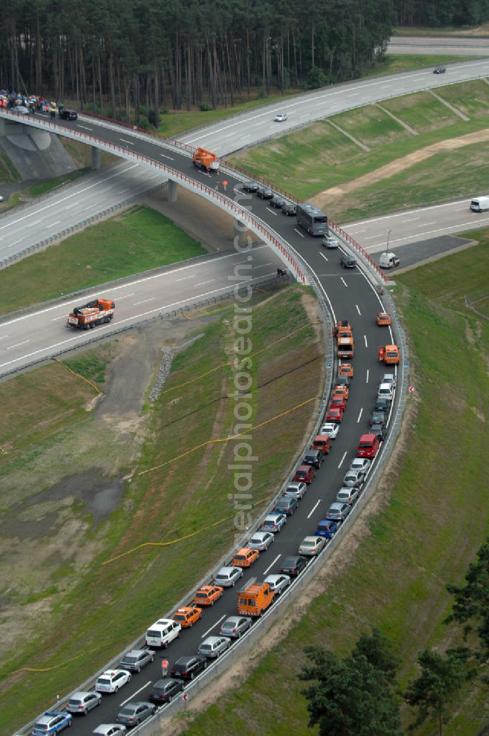 Aerial photograph Nuthetal - Blick auf das Autobahndreieck Nuthetal (A 10 und A 115) am Tag der Verkehrsfreigabe der Tangente zuim Autobahnkreuz Schönefeld. Das am stärksten befahrene Autobahnteilstück Brandenburgs wurde für 34 Millionen Euro umgebaut. Teilnehmer der Zeremonie sind der Bundesminister für Verkehr, Bau und Stadtentwicklung, Wolfgang Tiefensee, Brandenburgs Ministerpräsident Matthias Platzeck und Infrastrukturminister Reinhold Dellmann sowie der Vorstandsvorsitzende des Landesbetriebes Straßenwesen Brandenburg, Hans-Reinhard Reuter. Beteiligte Firmen sind u.a. die SchüßlerPlan Ingenieurgesellschaft, EUROVIA und BERGER.