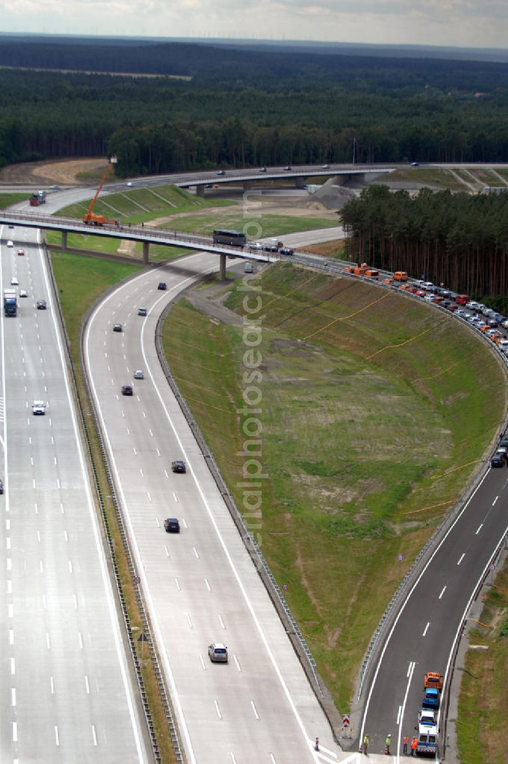 Nuthetal from above - Blick auf das Autobahndreieck Nuthetal (A 10 und A 115) am Tag der Verkehrsfreigabe der Tangente zuim Autobahnkreuz Schönefeld. Das am stärksten befahrene Autobahnteilstück Brandenburgs wurde für 34 Millionen Euro umgebaut. Teilnehmer der Zeremonie sind der Bundesminister für Verkehr, Bau und Stadtentwicklung, Wolfgang Tiefensee, Brandenburgs Ministerpräsident Matthias Platzeck und Infrastrukturminister Reinhold Dellmann sowie der Vorstandsvorsitzende des Landesbetriebes Straßenwesen Brandenburg, Hans-Reinhard Reuter. Beteiligte Firmen sind u.a. die SchüßlerPlan Ingenieurgesellschaft, EUROVIA und BERGER.