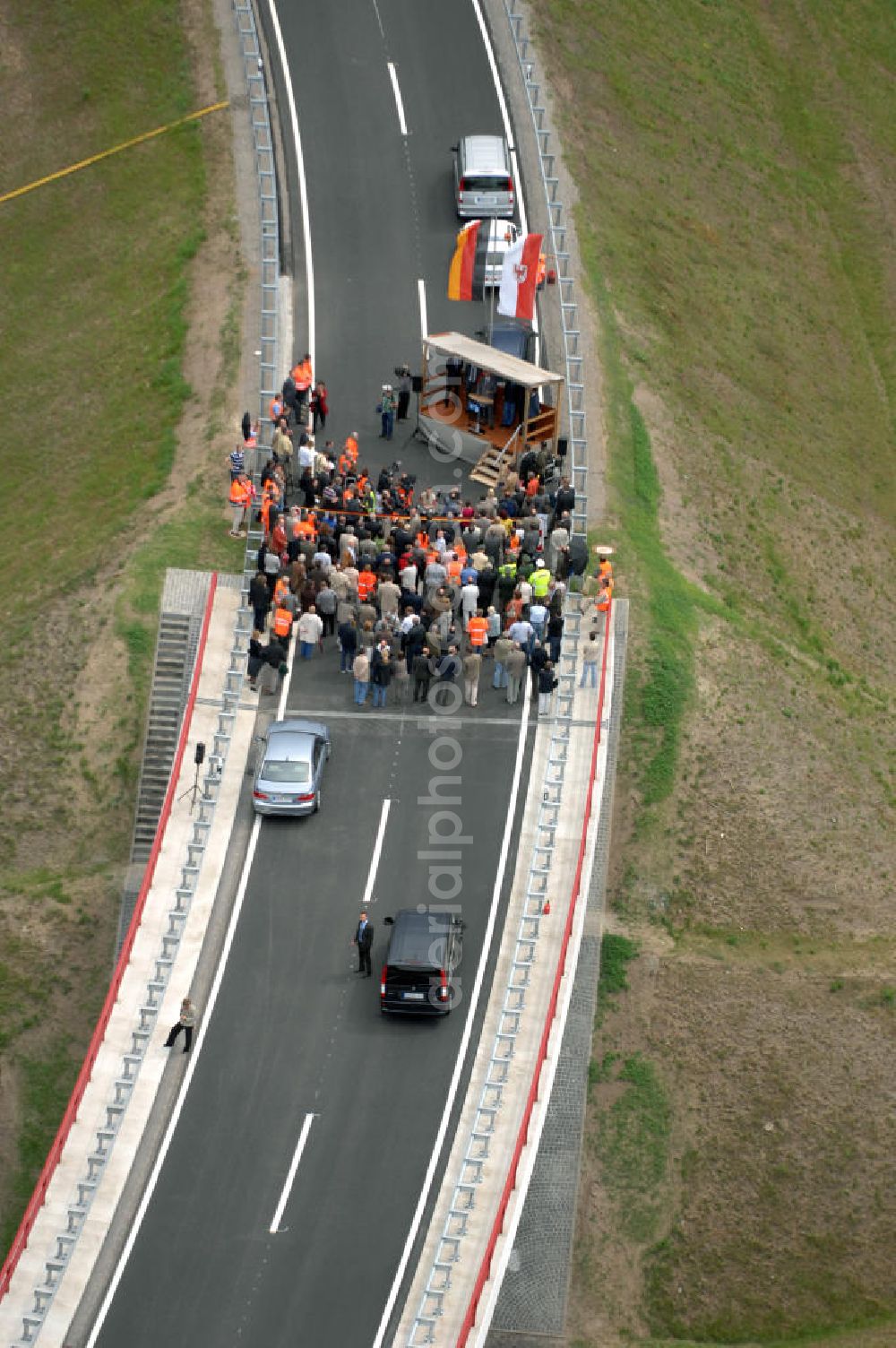 Nuthetal from the bird's eye view: Blick auf das Autobahndreieck Nuthetal (A 10 und A 115) am Tag der Verkehrsfreigabe der Tangente zuim Autobahnkreuz Schönefeld. Das am stärksten befahrene Autobahnteilstück Brandenburgs wurde für 34 Millionen Euro umgebaut. Teilnehmer der Zeremonie sind der Bundesminister für Verkehr, Bau und Stadtentwicklung, Wolfgang Tiefensee, Brandenburgs Ministerpräsident Matthias Platzeck und Infrastrukturminister Reinhold Dellmann sowie der Vorstandsvorsitzende des Landesbetriebes Straßenwesen Brandenburg, Hans-Reinhard Reuter. Beteiligte Firmen sind u.a. die SchüßlerPlan Ingenieurgesellschaft, EUROVIA und BERGER.