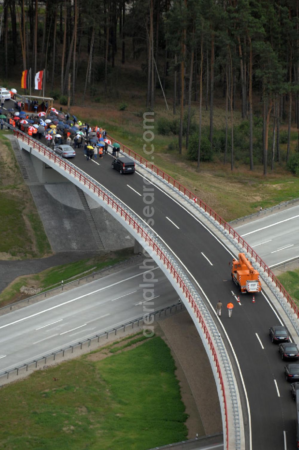 Aerial photograph Nuthetal - Blick auf das Autobahndreieck Nuthetal (A 10 und A 115) am Tag der Verkehrsfreigabe der Tangente zuim Autobahnkreuz Schönefeld. Das am stärksten befahrene Autobahnteilstück Brandenburgs wurde für 34 Millionen Euro umgebaut. Teilnehmer der Zeremonie sind der Bundesminister für Verkehr, Bau und Stadtentwicklung, Wolfgang Tiefensee, Brandenburgs Ministerpräsident Matthias Platzeck und Infrastrukturminister Reinhold Dellmann sowie der Vorstandsvorsitzende des Landesbetriebes Straßenwesen Brandenburg, Hans-Reinhard Reuter. Beteiligte Firmen sind u.a. die SchüßlerPlan Ingenieurgesellschaft, EUROVIA und BERGER.