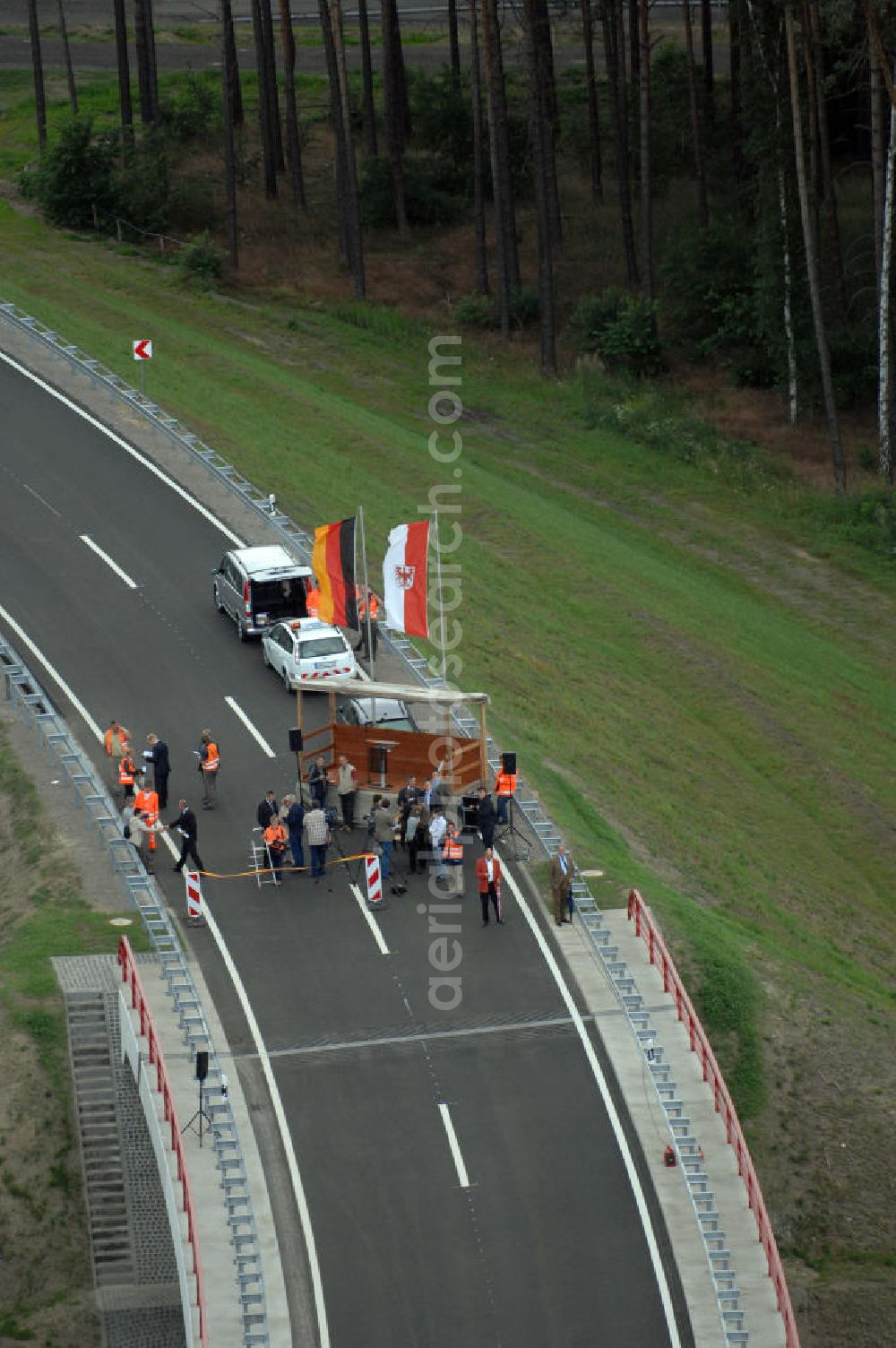 Nuthetal from above - Blick auf das Autobahndreieck Nuthetal (A 10 und A 115) am Tag der Verkehrsfreigabe der Tangente zuim Autobahnkreuz Schönefeld. Das am stärksten befahrene Autobahnteilstück Brandenburgs wurde für 34 Millionen Euro umgebaut. Teilnehmer der Zeremonie sind der Bundesminister für Verkehr, Bau und Stadtentwicklung, Wolfgang Tiefensee, Brandenburgs Ministerpräsident Matthias Platzeck und Infrastrukturminister Reinhold Dellmann sowie der Vorstandsvorsitzende des Landesbetriebes Straßenwesen Brandenburg, Hans-Reinhard Reuter. Beteiligte Firmen sind u.a. die SchüßlerPlan Ingenieurgesellschaft, EUROVIA und BERGER.