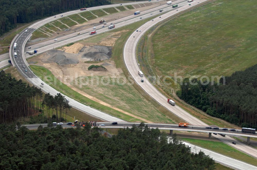 Nuthetal from the bird's eye view: Blick auf das Autobahndreieck Nuthetal (A 10 und A 115) am Tag der Verkehrsfreigabe der Tangente zuim Autobahnkreuz Schönefeld. Das am stärksten befahrene Autobahnteilstück Brandenburgs wurde für 34 Millionen Euro umgebaut. Teilnehmer der Zeremonie sind der Bundesminister für Verkehr, Bau und Stadtentwicklung, Wolfgang Tiefensee, Brandenburgs Ministerpräsident Matthias Platzeck und Infrastrukturminister Reinhold Dellmann sowie der Vorstandsvorsitzende des Landesbetriebes Straßenwesen Brandenburg, Hans-Reinhard Reuter. Beteiligte Firmen sind u.a. die SchüßlerPlan Ingenieurgesellschaft, EUROVIA und BERGER.