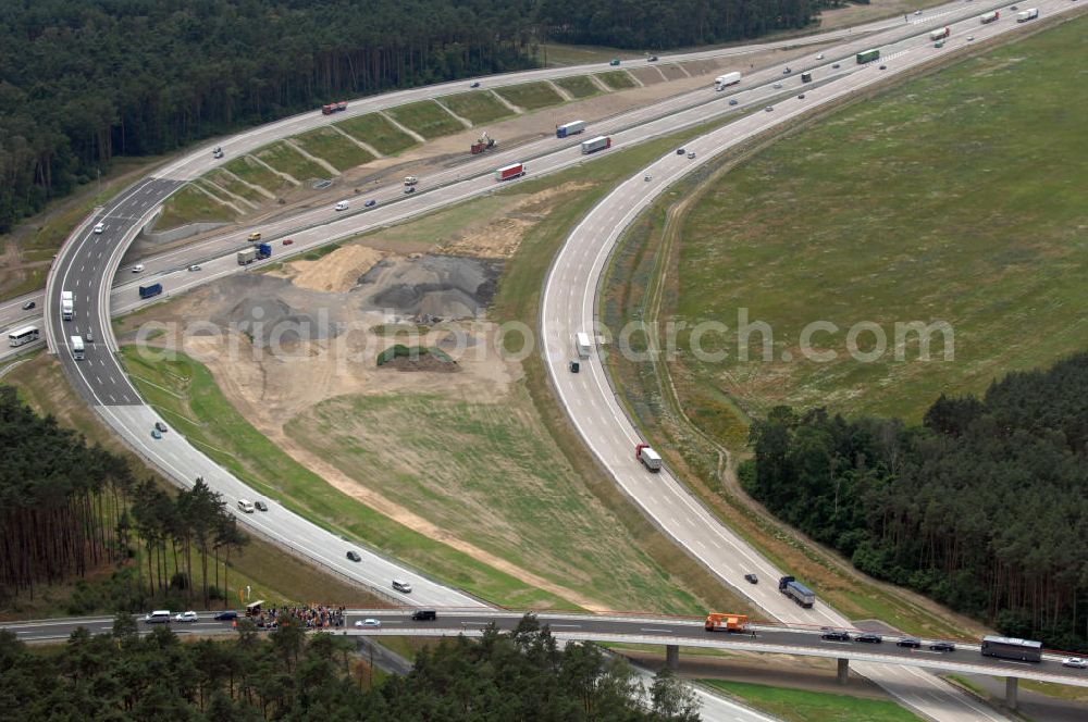 Aerial image Nuthetal - Blick auf das Autobahndreieck Nuthetal (A 10 und A 115) am Tag der Verkehrsfreigabe der Tangente zuim Autobahnkreuz Schönefeld. Das am stärksten befahrene Autobahnteilstück Brandenburgs wurde für 34 Millionen Euro umgebaut. Teilnehmer der Zeremonie sind der Bundesminister für Verkehr, Bau und Stadtentwicklung, Wolfgang Tiefensee, Brandenburgs Ministerpräsident Matthias Platzeck und Infrastrukturminister Reinhold Dellmann sowie der Vorstandsvorsitzende des Landesbetriebes Straßenwesen Brandenburg, Hans-Reinhard Reuter. Beteiligte Firmen sind u.a. die SchüßlerPlan Ingenieurgesellschaft, EUROVIA und BERGER.