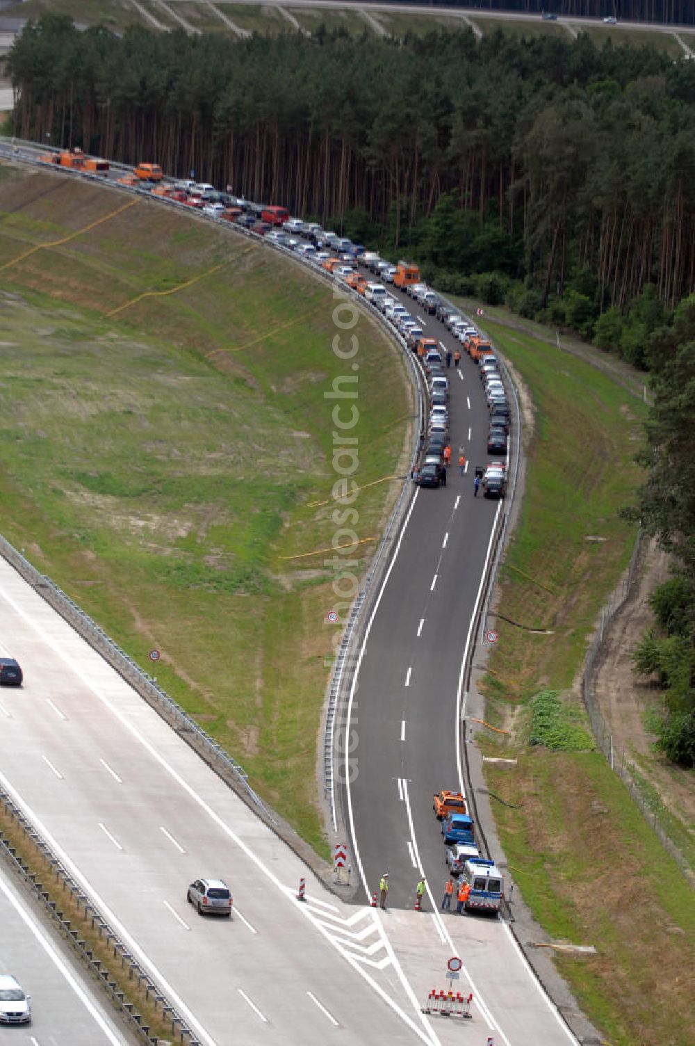 Aerial photograph Nuthetal - Blick auf das Autobahndreieck Nuthetal (A 10 und A 115) am Tag der Verkehrsfreigabe der Tangente zuim Autobahnkreuz Schönefeld. Das am stärksten befahrene Autobahnteilstück Brandenburgs wurde für 34 Millionen Euro umgebaut. Teilnehmer der Zeremonie sind der Bundesminister für Verkehr, Bau und Stadtentwicklung, Wolfgang Tiefensee, Brandenburgs Ministerpräsident Matthias Platzeck und Infrastrukturminister Reinhold Dellmann sowie der Vorstandsvorsitzende des Landesbetriebes Straßenwesen Brandenburg, Hans-Reinhard Reuter. Beteiligte Firmen sind u.a. die SchüßlerPlan Ingenieurgesellschaft, EUROVIA und BERGER.