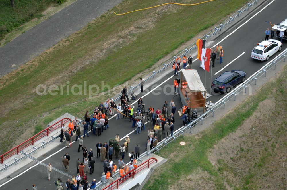 Nuthetal from above - Blick auf das Autobahndreieck Nuthetal (A 10 und A 115) am Tag der Verkehrsfreigabe der Tangente zuim Autobahnkreuz Schönefeld. Das am stärksten befahrene Autobahnteilstück Brandenburgs wurde für 34 Millionen Euro umgebaut. Teilnehmer der Zeremonie sind der Bundesminister für Verkehr, Bau und Stadtentwicklung, Wolfgang Tiefensee, Brandenburgs Ministerpräsident Matthias Platzeck und Infrastrukturminister Reinhold Dellmann sowie der Vorstandsvorsitzende des Landesbetriebes Straßenwesen Brandenburg, Hans-Reinhard Reuter. Beteiligte Firmen sind u.a. die SchüßlerPlan Ingenieurgesellschaft, EUROVIA und BERGER.