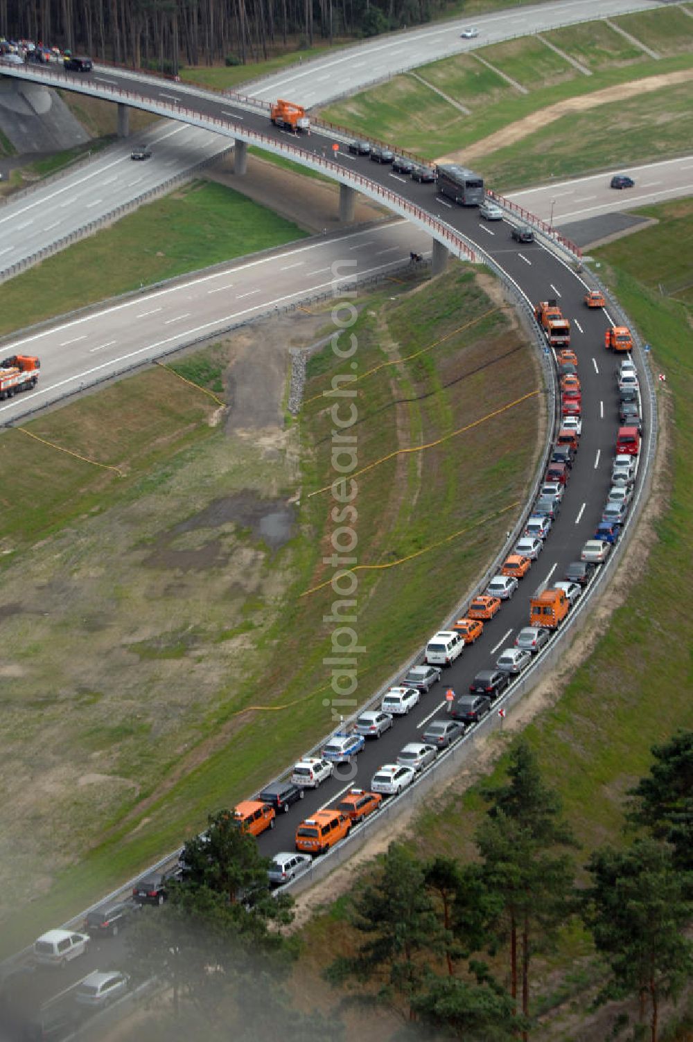 Nuthetal from the bird's eye view: Blick auf das Autobahndreieck Nuthetal (A 10 und A 115) am Tag der Verkehrsfreigabe der Tangente zuim Autobahnkreuz Schönefeld. Das am stärksten befahrene Autobahnteilstück Brandenburgs wurde für 34 Millionen Euro umgebaut. Teilnehmer der Zeremonie sind der Bundesminister für Verkehr, Bau und Stadtentwicklung, Wolfgang Tiefensee, Brandenburgs Ministerpräsident Matthias Platzeck und Infrastrukturminister Reinhold Dellmann sowie der Vorstandsvorsitzende des Landesbetriebes Straßenwesen Brandenburg, Hans-Reinhard Reuter. Beteiligte Firmen sind u.a. die SchüßlerPlan Ingenieurgesellschaft, EUROVIA und BERGER.