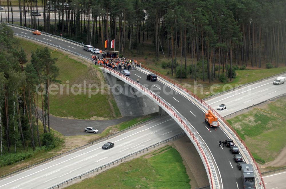 Aerial image Nuthetal - Blick auf das Autobahndreieck Nuthetal (A 10 und A 115) am Tag der Verkehrsfreigabe der Tangente zuim Autobahnkreuz Schönefeld. Das am stärksten befahrene Autobahnteilstück Brandenburgs wurde für 34 Millionen Euro umgebaut. Teilnehmer der Zeremonie sind der Bundesminister für Verkehr, Bau und Stadtentwicklung, Wolfgang Tiefensee, Brandenburgs Ministerpräsident Matthias Platzeck und Infrastrukturminister Reinhold Dellmann sowie der Vorstandsvorsitzende des Landesbetriebes Straßenwesen Brandenburg, Hans-Reinhard Reuter. Beteiligte Firmen sind u.a. die SchüßlerPlan Ingenieurgesellschaft, EUROVIA und BERGER.