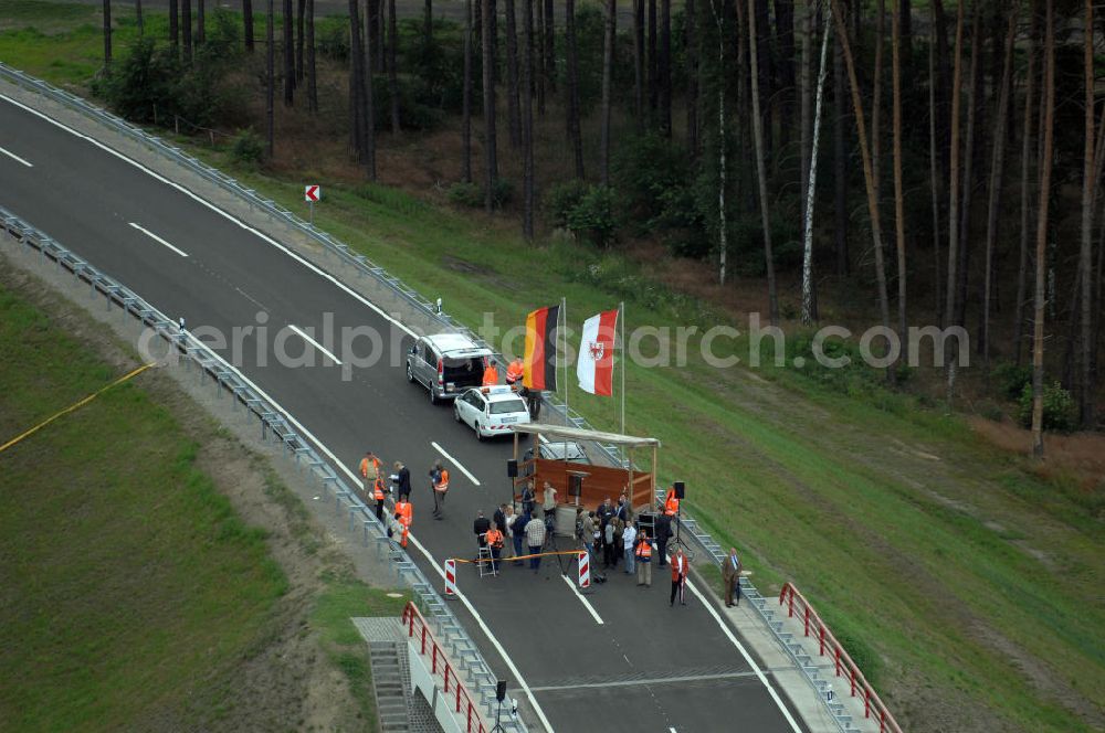 Aerial photograph Nuthetal - Blick auf das Autobahndreieck Nuthetal (A 10 und A 115) am Tag der Verkehrsfreigabe der Tangente zuim Autobahnkreuz Schönefeld. Das am stärksten befahrene Autobahnteilstück Brandenburgs wurde für 34 Millionen Euro umgebaut. Teilnehmer der Zeremonie sind der Bundesminister für Verkehr, Bau und Stadtentwicklung, Wolfgang Tiefensee, Brandenburgs Ministerpräsident Matthias Platzeck und Infrastrukturminister Reinhold Dellmann sowie der Vorstandsvorsitzende des Landesbetriebes Straßenwesen Brandenburg, Hans-Reinhard Reuter. Beteiligte Firmen sind u.a. die SchüßlerPlan Ingenieurgesellschaft, EUROVIA und BERGER.