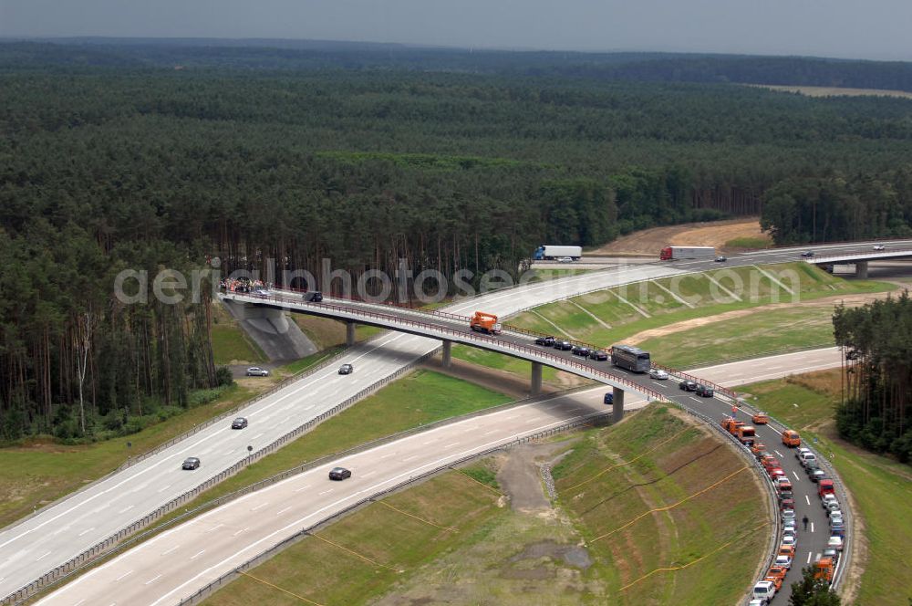 Nuthetal from the bird's eye view: Blick auf das Autobahndreieck Nuthetal (A 10 und A 115) am Tag der Verkehrsfreigabe der Tangente zuim Autobahnkreuz Schönefeld. Das am stärksten befahrene Autobahnteilstück Brandenburgs wurde für 34 Millionen Euro umgebaut. Teilnehmer der Zeremonie sind der Bundesminister für Verkehr, Bau und Stadtentwicklung, Wolfgang Tiefensee, Brandenburgs Ministerpräsident Matthias Platzeck und Infrastrukturminister Reinhold Dellmann sowie der Vorstandsvorsitzende des Landesbetriebes Straßenwesen Brandenburg, Hans-Reinhard Reuter. Beteiligte Firmen sind u.a. die SchüßlerPlan Ingenieurgesellschaft, EUROVIA und BERGER.