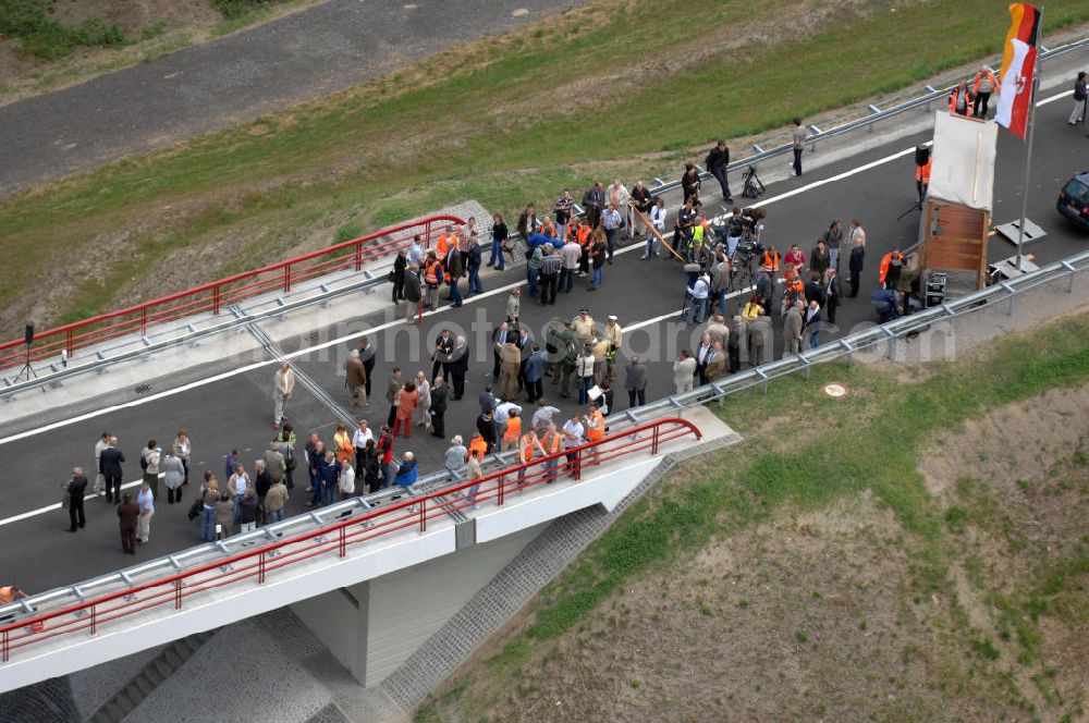 Aerial image Nuthetal - Blick auf das Autobahndreieck Nuthetal (A 10 und A 115) am Tag der Verkehrsfreigabe der Tangente zuim Autobahnkreuz Schönefeld. Das am stärksten befahrene Autobahnteilstück Brandenburgs wurde für 34 Millionen Euro umgebaut. Teilnehmer der Zeremonie sind der Bundesminister für Verkehr, Bau und Stadtentwicklung, Wolfgang Tiefensee, Brandenburgs Ministerpräsident Matthias Platzeck und Infrastrukturminister Reinhold Dellmann sowie der Vorstandsvorsitzende des Landesbetriebes Straßenwesen Brandenburg, Hans-Reinhard Reuter. Beteiligte Firmen sind u.a. die SchüßlerPlan Ingenieurgesellschaft, EUROVIA und BERGER.