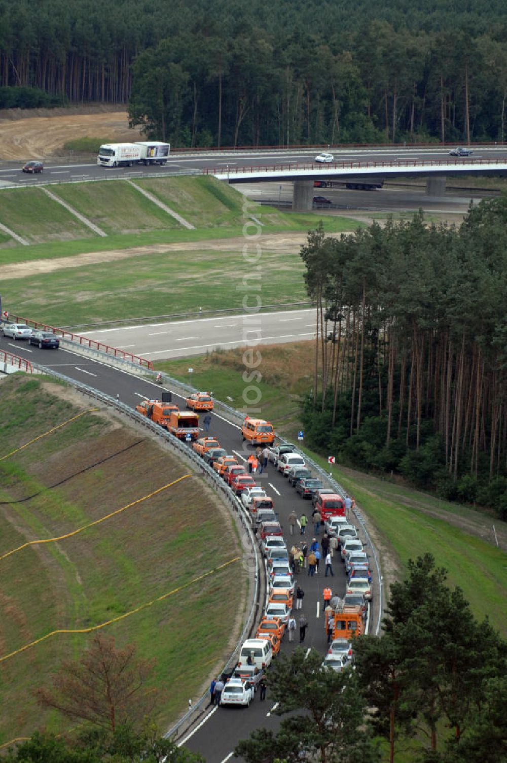 Aerial photograph Nuthetal - Blick auf das Autobahndreieck Nuthetal (A 10 und A 115) am Tag der Verkehrsfreigabe der Tangente zuim Autobahnkreuz Schönefeld. Das am stärksten befahrene Autobahnteilstück Brandenburgs wurde für 34 Millionen Euro umgebaut. Teilnehmer der Zeremonie sind der Bundesminister für Verkehr, Bau und Stadtentwicklung, Wolfgang Tiefensee, Brandenburgs Ministerpräsident Matthias Platzeck und Infrastrukturminister Reinhold Dellmann sowie der Vorstandsvorsitzende des Landesbetriebes Straßenwesen Brandenburg, Hans-Reinhard Reuter. Beteiligte Firmen sind u.a. die SchüßlerPlan Ingenieurgesellschaft, EUROVIA und BERGER.