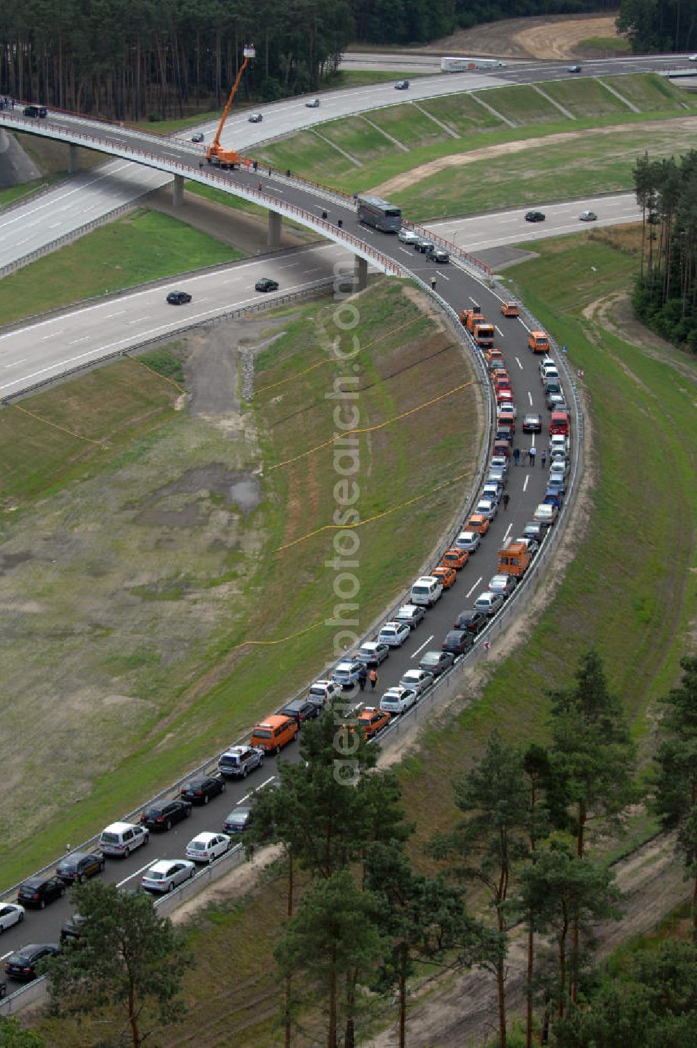 Nuthetal from above - Blick auf das Autobahndreieck Nuthetal (A 10 und A 115) am Tag der Verkehrsfreigabe der Tangente zuim Autobahnkreuz Schönefeld. Das am stärksten befahrene Autobahnteilstück Brandenburgs wurde für 34 Millionen Euro umgebaut. Teilnehmer der Zeremonie sind der Bundesminister für Verkehr, Bau und Stadtentwicklung, Wolfgang Tiefensee, Brandenburgs Ministerpräsident Matthias Platzeck und Infrastrukturminister Reinhold Dellmann sowie der Vorstandsvorsitzende des Landesbetriebes Straßenwesen Brandenburg, Hans-Reinhard Reuter. Beteiligte Firmen sind u.a. die SchüßlerPlan Ingenieurgesellschaft, EUROVIA und BERGER.