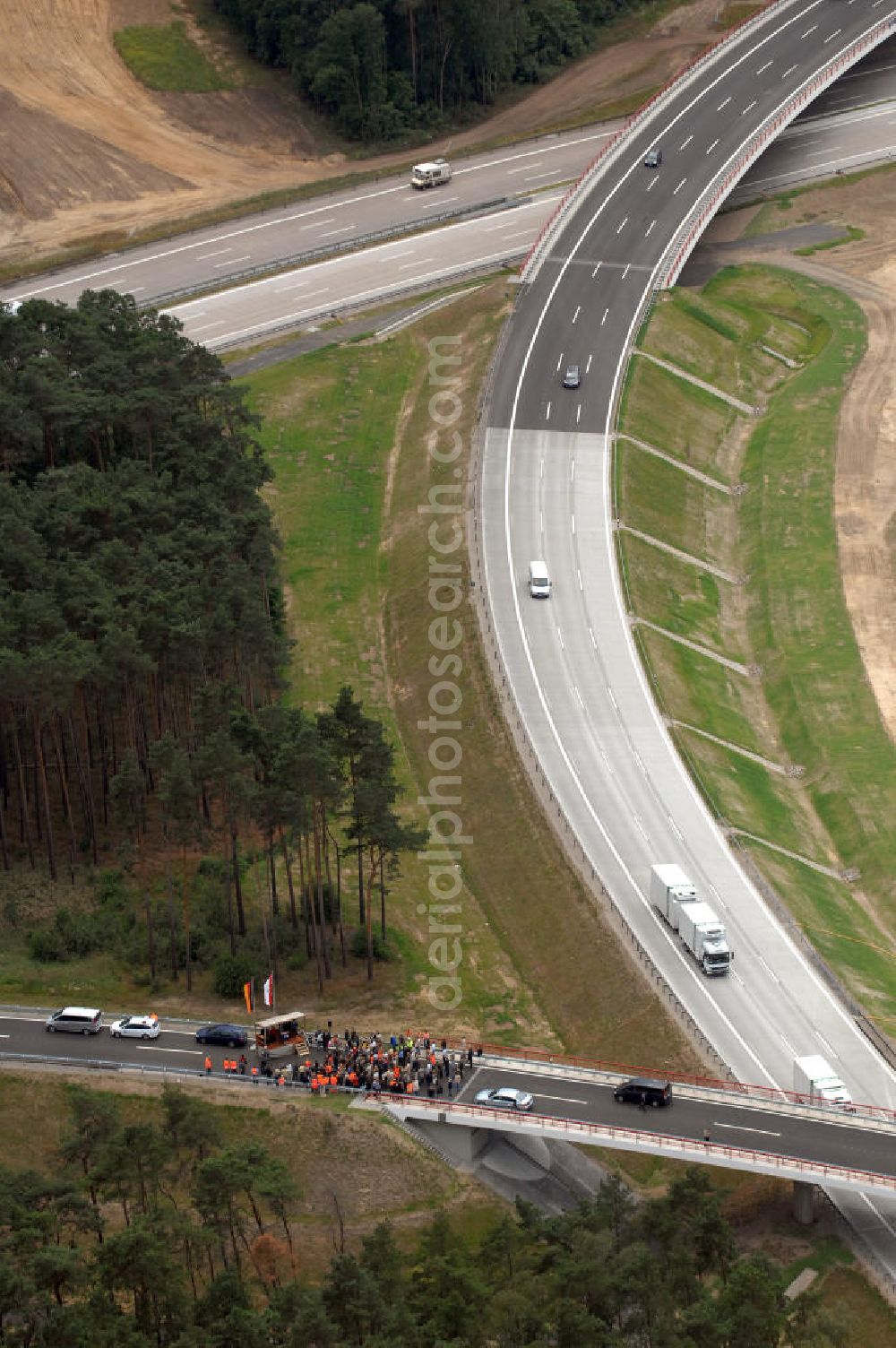 Nuthetal from the bird's eye view: Blick auf das Autobahndreieck Nuthetal (A 10 und A 115) am Tag der Verkehrsfreigabe der Tangente zuim Autobahnkreuz Schönefeld. Das am stärksten befahrene Autobahnteilstück Brandenburgs wurde für 34 Millionen Euro umgebaut. Teilnehmer der Zeremonie sind der Bundesminister für Verkehr, Bau und Stadtentwicklung, Wolfgang Tiefensee, Brandenburgs Ministerpräsident Matthias Platzeck und Infrastrukturminister Reinhold Dellmann sowie der Vorstandsvorsitzende des Landesbetriebes Straßenwesen Brandenburg, Hans-Reinhard Reuter. Beteiligte Firmen sind u.a. die SchüßlerPlan Ingenieurgesellschaft, EUROVIA und BERGER.