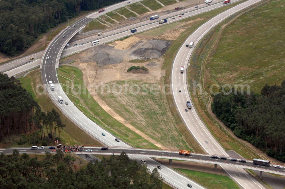 Aerial image Nuthetal - Blick auf das Autobahndreieck Nuthetal (A 10 und A 115) am Tag der Verkehrsfreigabe der Tangente zuim Autobahnkreuz Schönefeld. Das am stärksten befahrene Autobahnteilstück Brandenburgs wurde für 34 Millionen Euro umgebaut. Teilnehmer der Zeremonie sind der Bundesminister für Verkehr, Bau und Stadtentwicklung, Wolfgang Tiefensee, Brandenburgs Ministerpräsident Matthias Platzeck und Infrastrukturminister Reinhold Dellmann sowie der Vorstandsvorsitzende des Landesbetriebes Straßenwesen Brandenburg, Hans-Reinhard Reuter. Beteiligte Firmen sind u.a. die SchüßlerPlan Ingenieurgesellschaft, EUROVIA und BERGER.