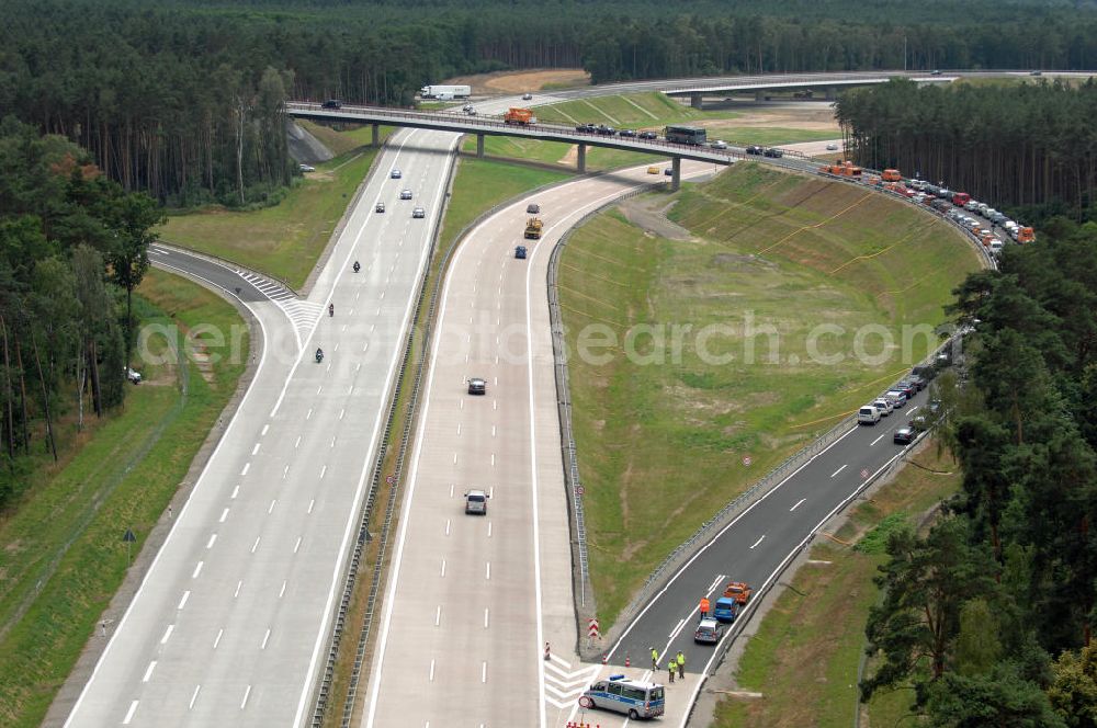 Aerial photograph Nuthetal - Blick auf das Autobahndreieck Nuthetal (A 10 und A 115) am Tag der Verkehrsfreigabe der Tangente zuim Autobahnkreuz Schönefeld. Das am stärksten befahrene Autobahnteilstück Brandenburgs wurde für 34 Millionen Euro umgebaut. Teilnehmer der Zeremonie sind der Bundesminister für Verkehr, Bau und Stadtentwicklung, Wolfgang Tiefensee, Brandenburgs Ministerpräsident Matthias Platzeck und Infrastrukturminister Reinhold Dellmann sowie der Vorstandsvorsitzende des Landesbetriebes Straßenwesen Brandenburg, Hans-Reinhard Reuter. Beteiligte Firmen sind u.a. die SchüßlerPlan Ingenieurgesellschaft, EUROVIA und BERGER.