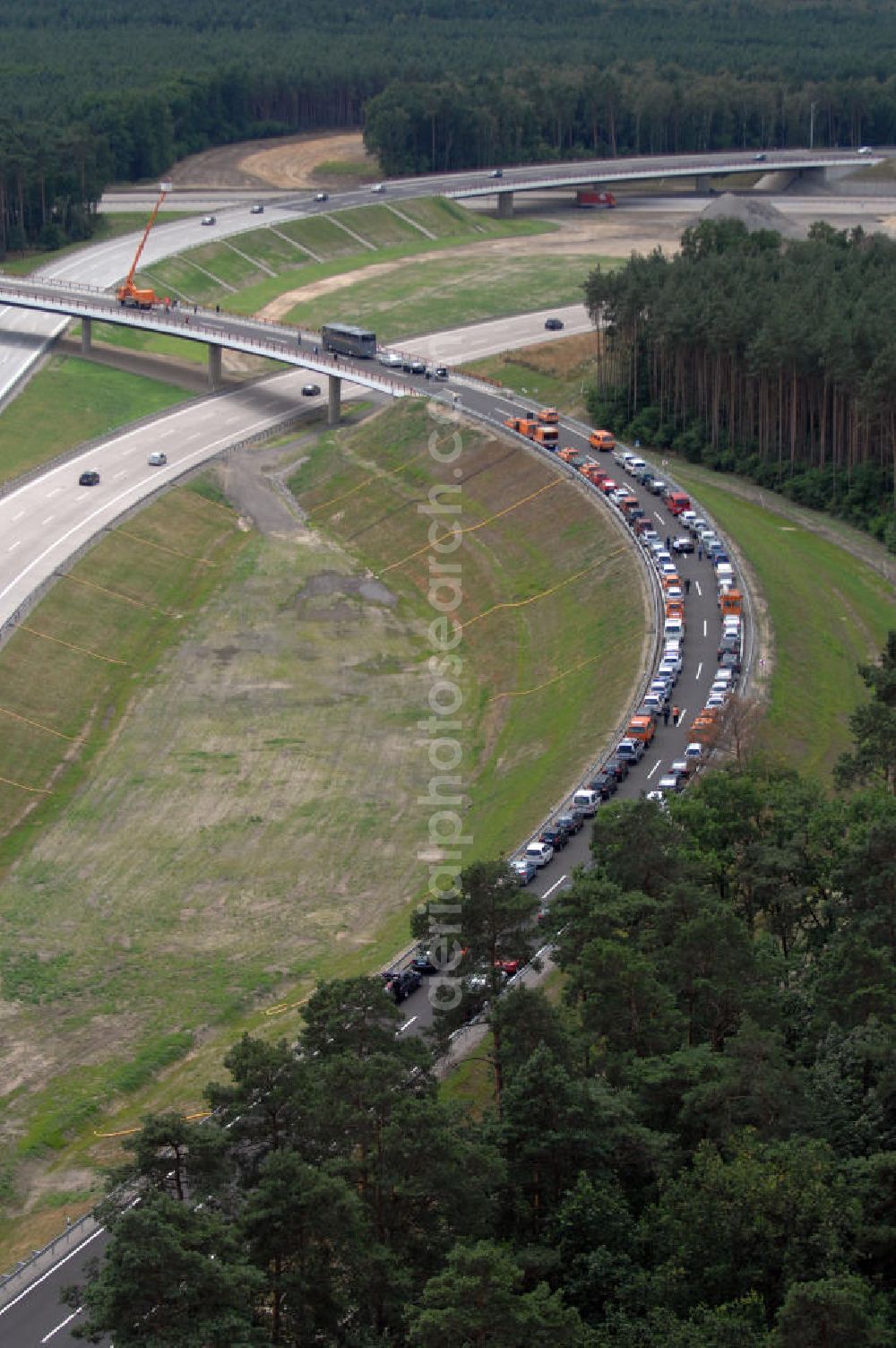 Nuthetal from above - Blick auf das Autobahndreieck Nuthetal (A 10 und A 115) am Tag der Verkehrsfreigabe der Tangente zuim Autobahnkreuz Schönefeld. Das am stärksten befahrene Autobahnteilstück Brandenburgs wurde für 34 Millionen Euro umgebaut. Teilnehmer der Zeremonie sind der Bundesminister für Verkehr, Bau und Stadtentwicklung, Wolfgang Tiefensee, Brandenburgs Ministerpräsident Matthias Platzeck und Infrastrukturminister Reinhold Dellmann sowie der Vorstandsvorsitzende des Landesbetriebes Straßenwesen Brandenburg, Hans-Reinhard Reuter. Beteiligte Firmen sind u.a. die SchüßlerPlan Ingenieurgesellschaft, EUROVIA und BERGER.