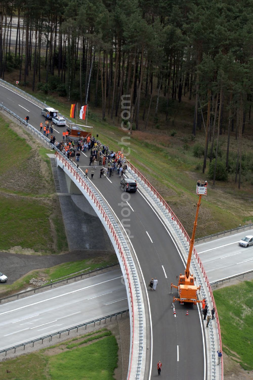 Nuthetal from the bird's eye view: Blick auf das Autobahndreieck Nuthetal (A 10 und A 115) am Tag der Verkehrsfreigabe der Tangente zuim Autobahnkreuz Schönefeld. Das am stärksten befahrene Autobahnteilstück Brandenburgs wurde für 34 Millionen Euro umgebaut. Teilnehmer der Zeremonie sind der Bundesminister für Verkehr, Bau und Stadtentwicklung, Wolfgang Tiefensee, Brandenburgs Ministerpräsident Matthias Platzeck und Infrastrukturminister Reinhold Dellmann sowie der Vorstandsvorsitzende des Landesbetriebes Straßenwesen Brandenburg, Hans-Reinhard Reuter. Beteiligte Firmen sind u.a. die SchüßlerPlan Ingenieurgesellschaft, EUROVIA und BERGER.