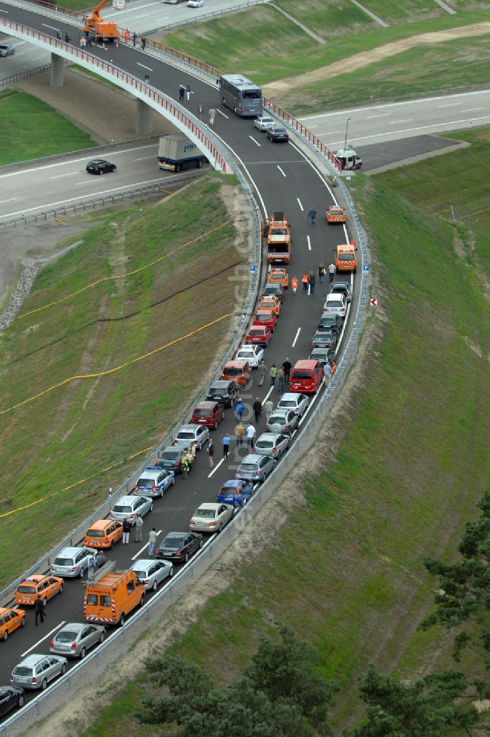 Aerial photograph Nuthetal - Blick auf das Autobahndreieck Nuthetal (A 10 und A 115) am Tag der Verkehrsfreigabe der Tangente zuim Autobahnkreuz Schönefeld. Das am stärksten befahrene Autobahnteilstück Brandenburgs wurde für 34 Millionen Euro umgebaut. Teilnehmer der Zeremonie sind der Bundesminister für Verkehr, Bau und Stadtentwicklung, Wolfgang Tiefensee, Brandenburgs Ministerpräsident Matthias Platzeck und Infrastrukturminister Reinhold Dellmann sowie der Vorstandsvorsitzende des Landesbetriebes Straßenwesen Brandenburg, Hans-Reinhard Reuter. Beteiligte Firmen sind u.a. die SchüßlerPlan Ingenieurgesellschaft, EUROVIA und BERGER.