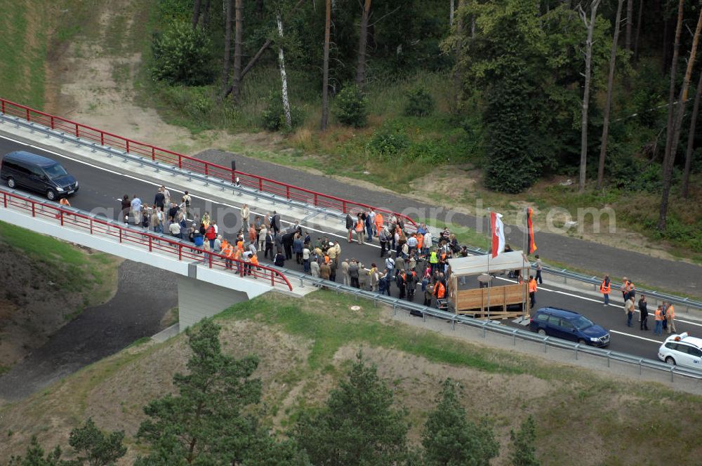 Nuthetal from above - Blick auf das Autobahndreieck Nuthetal (A 10 und A 115) am Tag der Verkehrsfreigabe der Tangente zuim Autobahnkreuz Schönefeld. Das am stärksten befahrene Autobahnteilstück Brandenburgs wurde für 34 Millionen Euro umgebaut. Teilnehmer der Zeremonie sind der Bundesminister für Verkehr, Bau und Stadtentwicklung, Wolfgang Tiefensee, Brandenburgs Ministerpräsident Matthias Platzeck und Infrastrukturminister Reinhold Dellmann sowie der Vorstandsvorsitzende des Landesbetriebes Straßenwesen Brandenburg, Hans-Reinhard Reuter. Beteiligte Firmen sind u.a. die SchüßlerPlan Ingenieurgesellschaft, EUROVIA und BERGER.