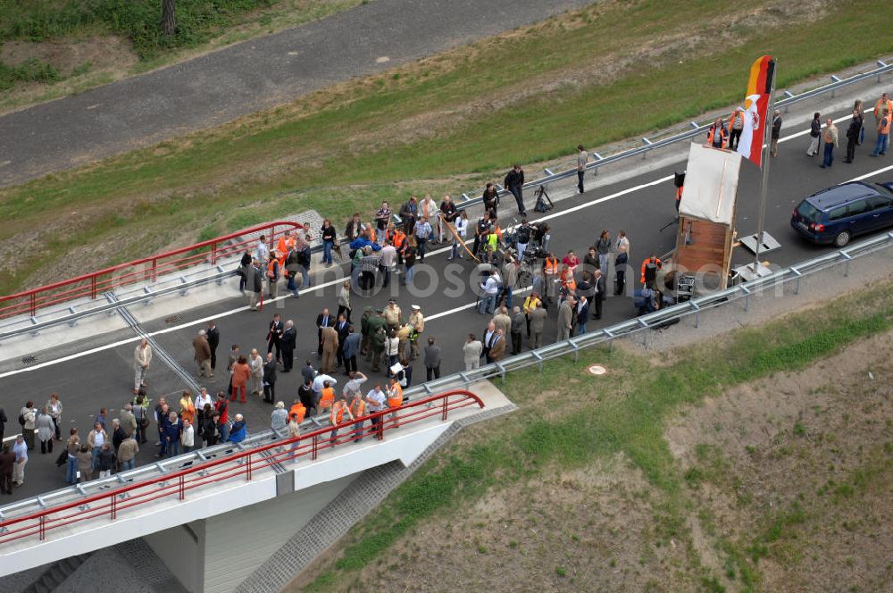 Aerial image Nuthetal - Blick auf das Autobahndreieck Nuthetal (A 10 und A 115) am Tag der Verkehrsfreigabe der Tangente zuim Autobahnkreuz Schönefeld. Das am stärksten befahrene Autobahnteilstück Brandenburgs wurde für 34 Millionen Euro umgebaut. Teilnehmer der Zeremonie sind der Bundesminister für Verkehr, Bau und Stadtentwicklung, Wolfgang Tiefensee, Brandenburgs Ministerpräsident Matthias Platzeck und Infrastrukturminister Reinhold Dellmann sowie der Vorstandsvorsitzende des Landesbetriebes Straßenwesen Brandenburg, Hans-Reinhard Reuter. Beteiligte Firmen sind u.a. die SchüßlerPlan Ingenieurgesellschaft, EUROVIA und BERGER.