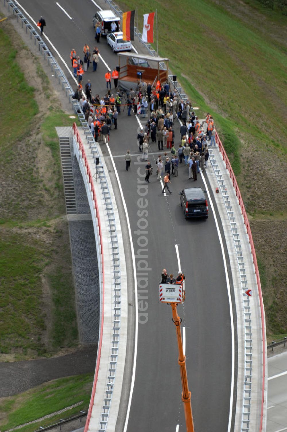 Aerial photograph Nuthetal - Blick auf das Autobahndreieck Nuthetal (A 10 und A 115) am Tag der Verkehrsfreigabe der Tangente zuim Autobahnkreuz Schönefeld. Das am stärksten befahrene Autobahnteilstück Brandenburgs wurde für 34 Millionen Euro umgebaut. Teilnehmer der Zeremonie sind der Bundesminister für Verkehr, Bau und Stadtentwicklung, Wolfgang Tiefensee, Brandenburgs Ministerpräsident Matthias Platzeck und Infrastrukturminister Reinhold Dellmann sowie der Vorstandsvorsitzende des Landesbetriebes Straßenwesen Brandenburg, Hans-Reinhard Reuter. Beteiligte Firmen sind u.a. die SchüßlerPlan Ingenieurgesellschaft, EUROVIA und BERGER.