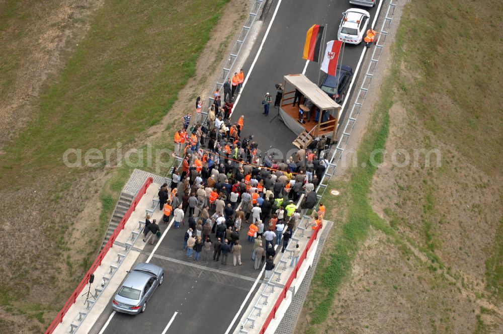 Nuthetal from above - Blick auf das Autobahndreieck Nuthetal (A 10 und A 115) am Tag der Verkehrsfreigabe der Tangente zuim Autobahnkreuz Schönefeld. Das am stärksten befahrene Autobahnteilstück Brandenburgs wurde für 34 Millionen Euro umgebaut. Teilnehmer der Zeremonie sind der Bundesminister für Verkehr, Bau und Stadtentwicklung, Wolfgang Tiefensee, Brandenburgs Ministerpräsident Matthias Platzeck und Infrastrukturminister Reinhold Dellmann sowie der Vorstandsvorsitzende des Landesbetriebes Straßenwesen Brandenburg, Hans-Reinhard Reuter. Beteiligte Firmen sind u.a. die SchüßlerPlan Ingenieurgesellschaft, EUROVIA und BERGER.