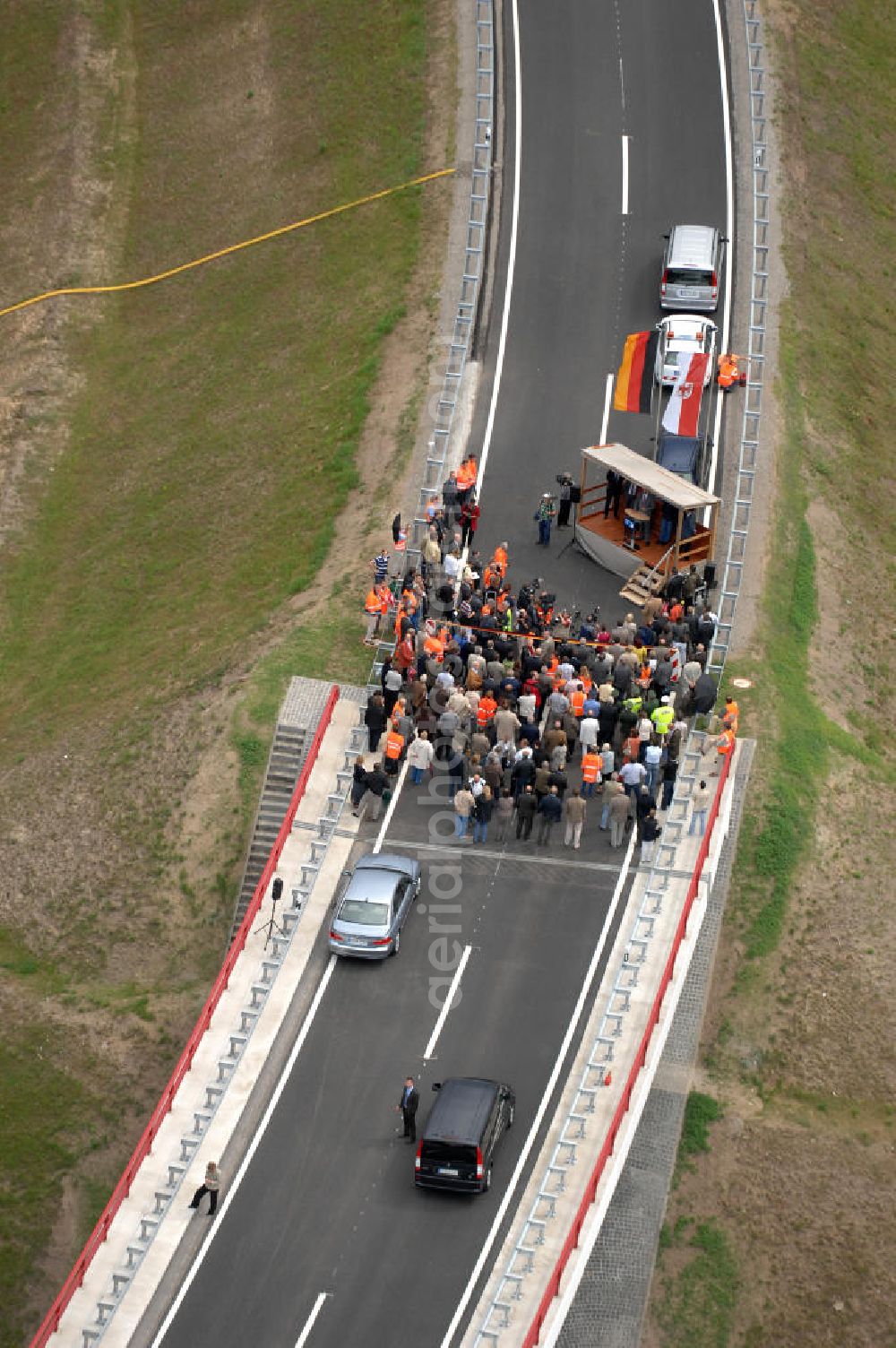 Nuthetal from the bird's eye view: Blick auf das Autobahndreieck Nuthetal (A 10 und A 115) am Tag der Verkehrsfreigabe der Tangente zuim Autobahnkreuz Schönefeld. Das am stärksten befahrene Autobahnteilstück Brandenburgs wurde für 34 Millionen Euro umgebaut. Teilnehmer der Zeremonie sind der Bundesminister für Verkehr, Bau und Stadtentwicklung, Wolfgang Tiefensee, Brandenburgs Ministerpräsident Matthias Platzeck und Infrastrukturminister Reinhold Dellmann sowie der Vorstandsvorsitzende des Landesbetriebes Straßenwesen Brandenburg, Hans-Reinhard Reuter. Beteiligte Firmen sind u.a. die SchüßlerPlan Ingenieurgesellschaft, EUROVIA und BERGER.