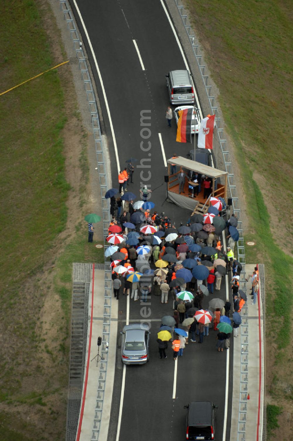 Aerial image Nuthetal - Blick auf das Autobahndreieck Nuthetal (A 10 und A 115) am Tag der Verkehrsfreigabe der Tangente zuim Autobahnkreuz Schönefeld. Das am stärksten befahrene Autobahnteilstück Brandenburgs wurde für 34 Millionen Euro umgebaut. Teilnehmer der Zeremonie sind der Bundesminister für Verkehr, Bau und Stadtentwicklung, Wolfgang Tiefensee, Brandenburgs Ministerpräsident Matthias Platzeck und Infrastrukturminister Reinhold Dellmann sowie der Vorstandsvorsitzende des Landesbetriebes Straßenwesen Brandenburg, Hans-Reinhard Reuter. Beteiligte Firmen sind u.a. die SchüßlerPlan Ingenieurgesellschaft, EUROVIA und BERGER.