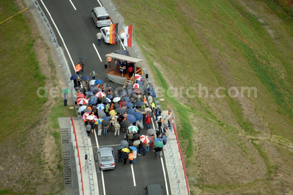 Aerial photograph Nuthetal - Blick auf das Autobahndreieck Nuthetal (A 10 und A 115) am Tag der Verkehrsfreigabe der Tangente zuim Autobahnkreuz Schönefeld. Das am stärksten befahrene Autobahnteilstück Brandenburgs wurde für 34 Millionen Euro umgebaut. Teilnehmer der Zeremonie sind der Bundesminister für Verkehr, Bau und Stadtentwicklung, Wolfgang Tiefensee, Brandenburgs Ministerpräsident Matthias Platzeck und Infrastrukturminister Reinhold Dellmann sowie der Vorstandsvorsitzende des Landesbetriebes Straßenwesen Brandenburg, Hans-Reinhard Reuter. Beteiligte Firmen sind u.a. die SchüßlerPlan Ingenieurgesellschaft, EUROVIA und BERGER.