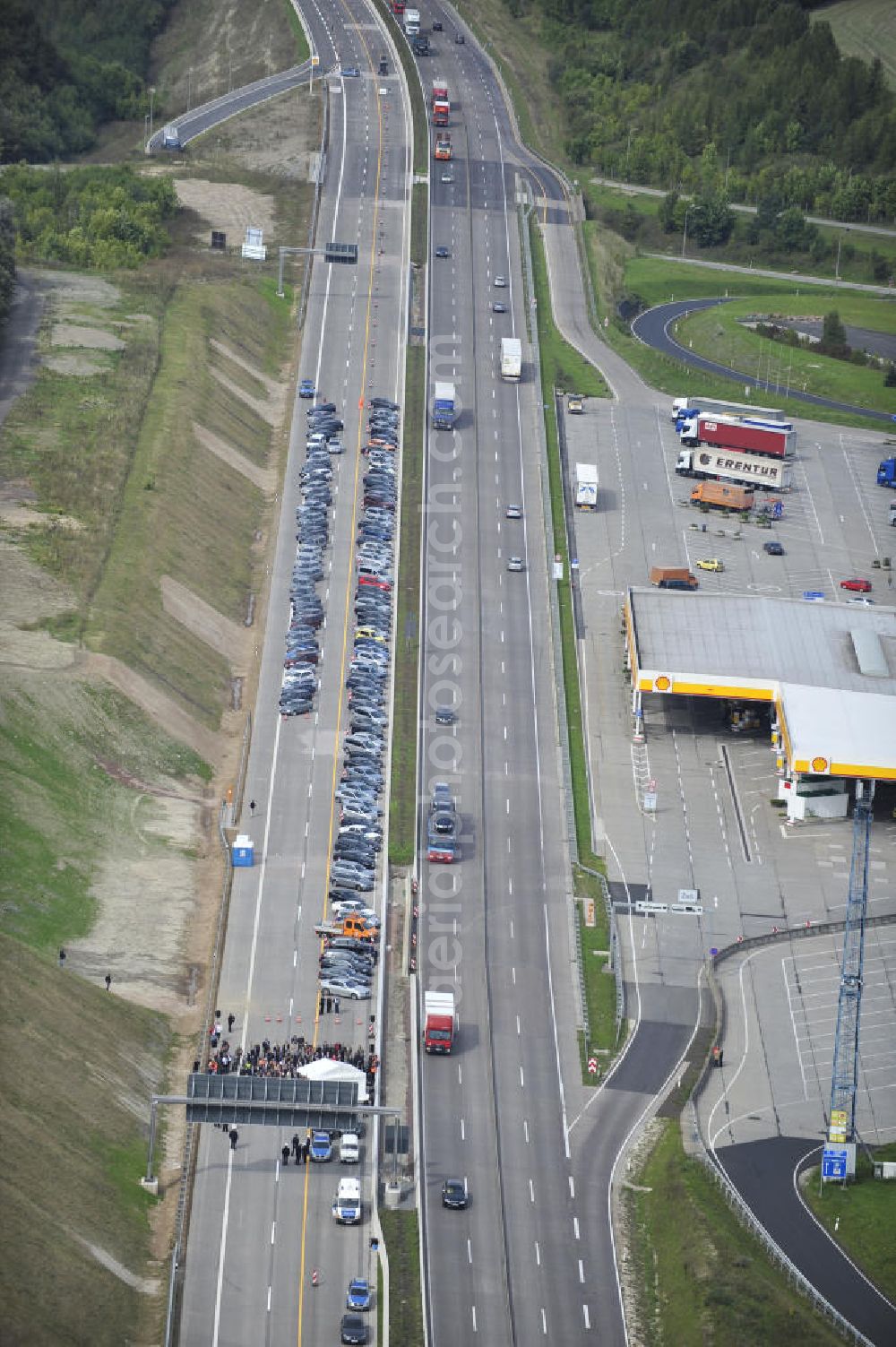 Aerial image Eisenach - Blick auf die Verkehrsfreigabe der sechsstreifig, neugebauten Umfahrung der Hörselberge im Zuge der A 4 Verlegung. Der Ausbau der A 4 konnte als erstes von vier ÖPP-Pilotprojekten durch eine ARGE um die EUROVIA VBU fertig gestellt werden.