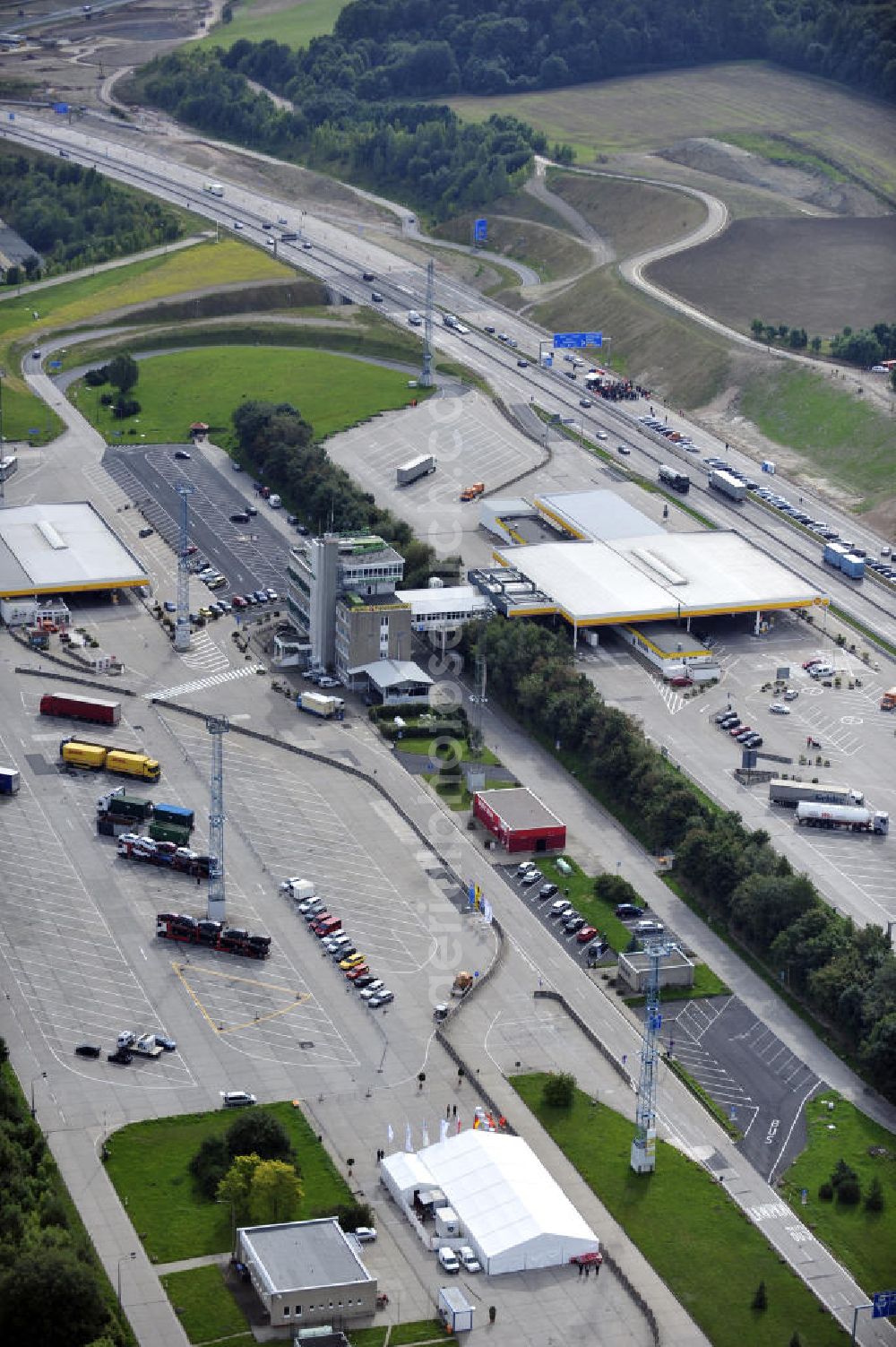 Aerial photograph EISENACH - Blick auf die Verkehrsfreigabe der sechsstreifig, neugebauten Umfahrung der Hörselberge im Zuge der A 4 Verlegung. Der Ausbau der A 4 konnte als erstes von vier ÖPP-Pilotprojekten durch eine ARGE um die EUROVIA VBU fertig gestellt werden. DEGES