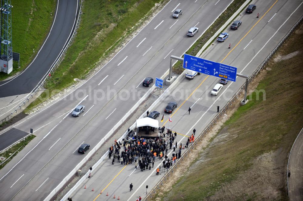 EISENACH from above - Blick auf die Verkehrsfreigabe der sechsstreifig, neugebauten Umfahrung der Hörselberge im Zuge der A 4 Verlegung. Der Ausbau der A 4 konnte als erstes von vier ÖPP-Pilotprojekten durch eine ARGE um die EUROVIA VBU fertig gestellt werden. DEGES