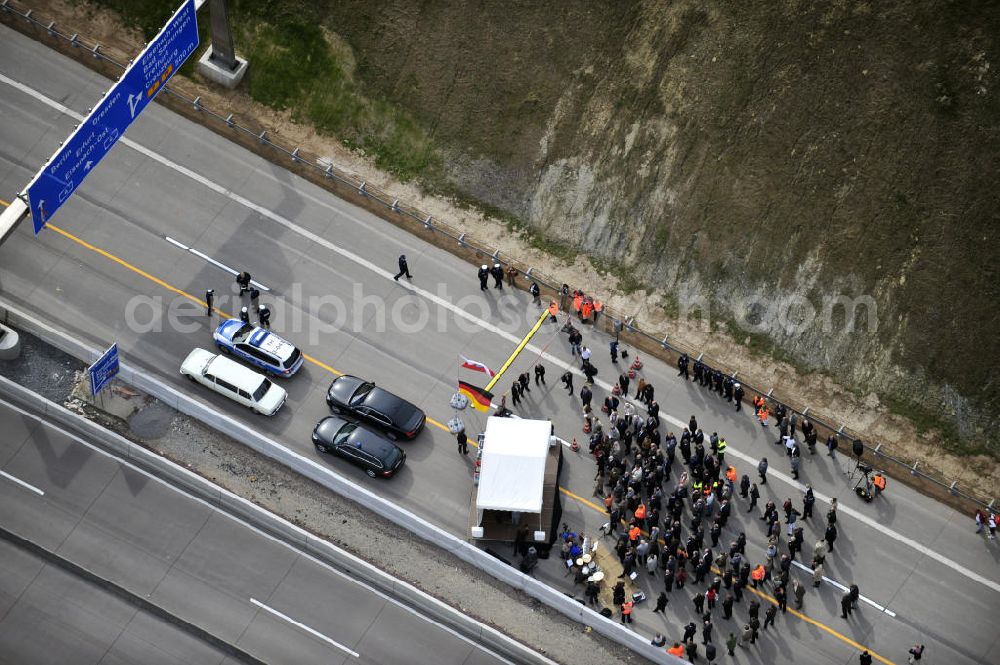 Aerial image EISENACH - Blick auf die Verkehrsfreigabe der sechsstreifig, neugebauten Umfahrung der Hörselberge im Zuge der A 4 Verlegung. Der Ausbau der A 4 konnte als erstes von vier ÖPP-Pilotprojekten durch eine ARGE um die EUROVIA VBU fertig gestellt werden. DEGES