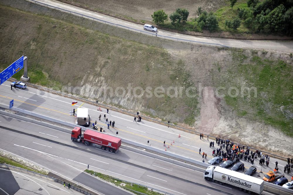 EISENACH from above - Blick auf die Verkehrsfreigabe der sechsstreifig, neugebauten Umfahrung der Hörselberge im Zuge der A 4 Verlegung. Der Ausbau der A 4 konnte als erstes von vier ÖPP-Pilotprojekten durch eine ARGE um die EUROVIA VBU fertig gestellt werden. DEGES