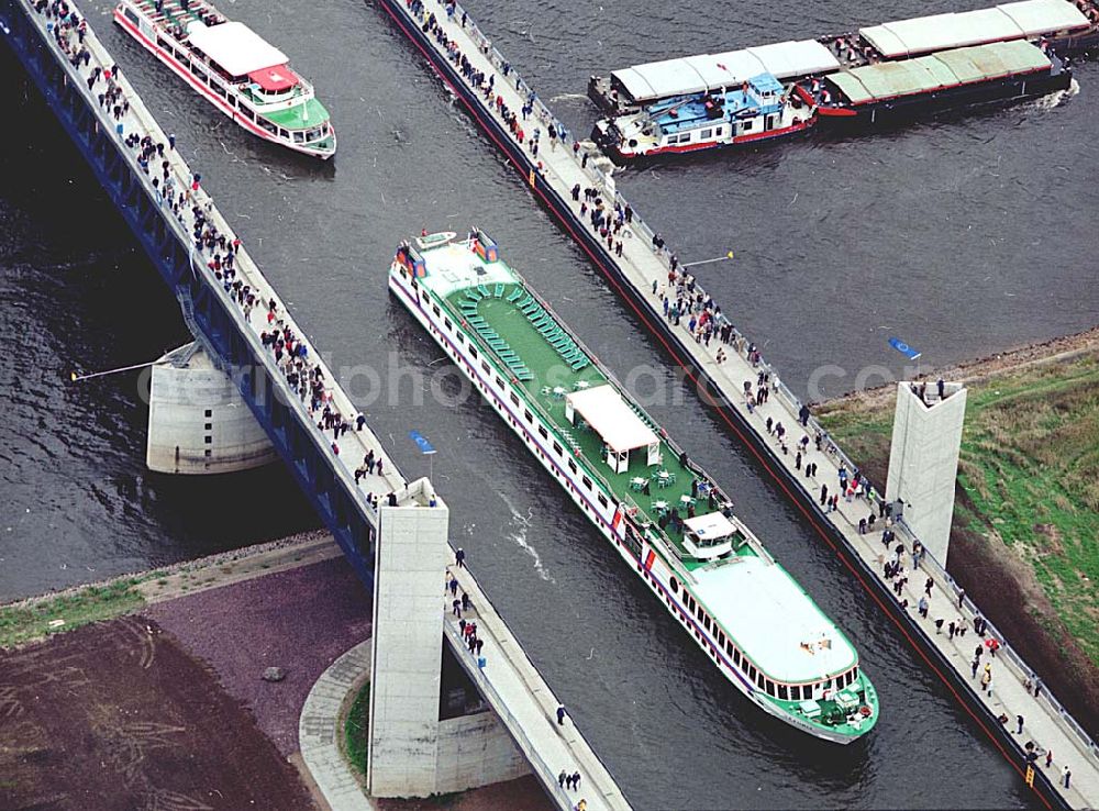 Aerial photograph Hohenwarthe / Sachsen-Anhalt - Verkehrsfreigabe des Wasserstraßenkreuzes Magdeburg entlang der Kanalbrücke vom Mittellandkanal zum Elbe-Havel-Kanal über die Elbe bei Hohenwarthe in Sachsen-Anhalt.