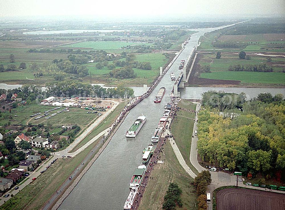 Aerial photograph Hohenwarthe / Sachsen-Anhalt - Verkehrsfreigabe des Wasserstraßenkreuzes Magdeburg entlang der Kanalbrücke vom Mittellandkanal zum Elbe-Havel-Kanal über die Elbe bei Hohenwarthe in Sachsen-Anhalt.