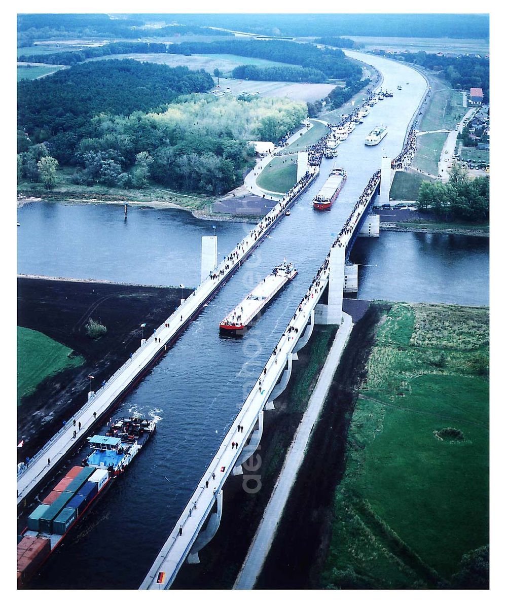 Hohenwarthe / Sachsen-Anhalt from above - Verkehrsfreigabe des Wasserstraßenkreuzes Magdeburg entlang der Kanalbrücke vom Mittellandkanal zum Elbe-Havel-Kanal über die Elbe bei Hohenwarthe in Sachsen-Anhalt.