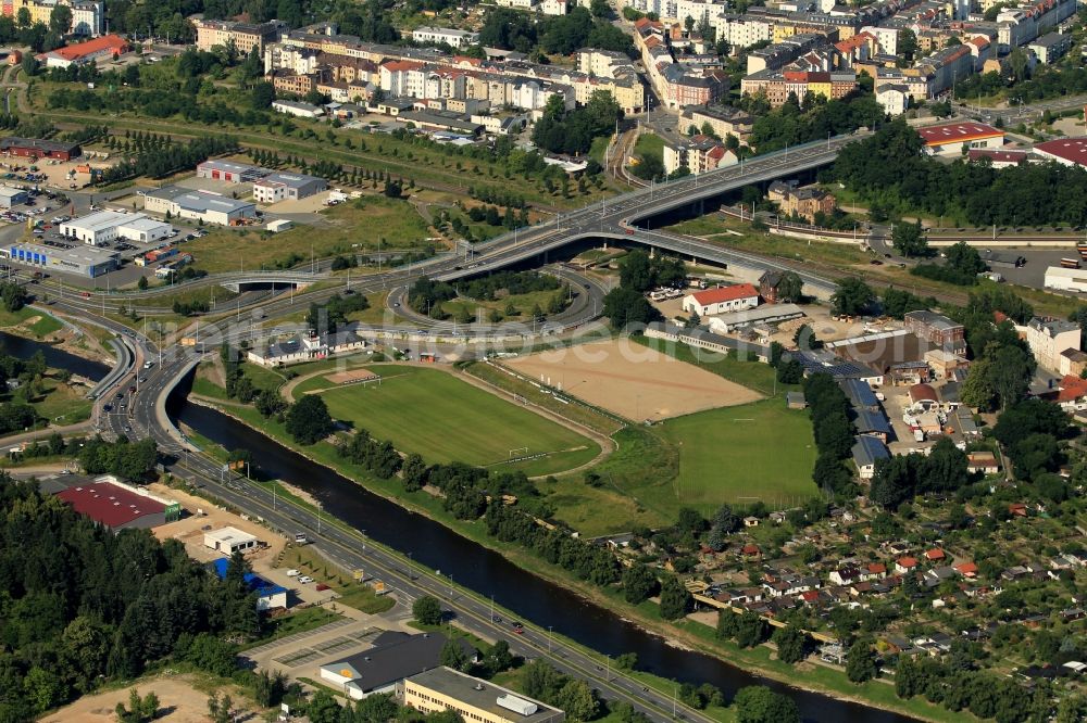 Gera from above - Near the center of Gera in Thuringia take the highways B2 and B92 each other. It was here that a complex transportation project with a bridge over the White Elster and extensive ups and downs to achieve a relief from the highway to the urban traffic. Nestled of roads and river is a stadium. In the vicinity of the intersection have several distributors and service providers such as Autohaus Vogel GmbH, Pneuhage tire services and Gra GmbH their establishment