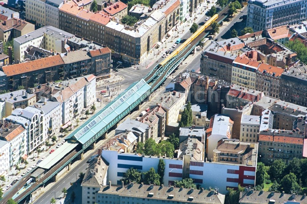 Berlin from the bird's eye view: The traffic junction intersection Schoenhauser-Allee, Danziger-Strasse, Kastanienallee, of poplars is spanned by Metro Station Eberswalde Strasse