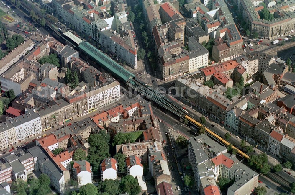 Berlin from the bird's eye view: The traffic junction intersection Schoenhauser-Allee, Danziger-Strasse, Kastanienallee, of poplars is spanned by Metro Station Eberswalde Strasse. Just driving a subway in the direction of downtown