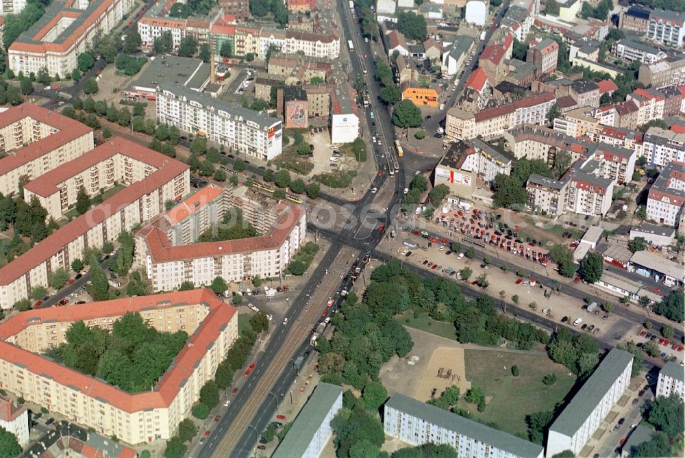 Aerial photograph Berlin - The transport hub Prenzlauer Allee, Ostseestrasse, Wisbyer-Strasse is located at the intersection of city districts of Berlin-Prenzlauer-Berg and Berlin-Weissensee. Well the facade of the youth club Brotfabrik, a leading arts and cultural center of the capital city lights