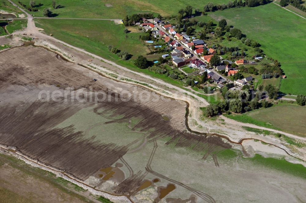 Möser OT Lostau from the bird's eye view: View of the Lostauer Alte Elbe in Moeser in the state of Saxony-Anhalt