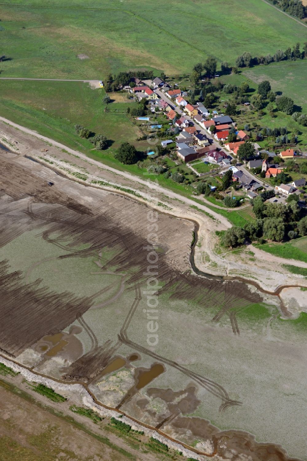 Aerial photograph Möser OT Lostau - View of the Lostauer Alte Elbe in Moeser in the state of Saxony-Anhalt