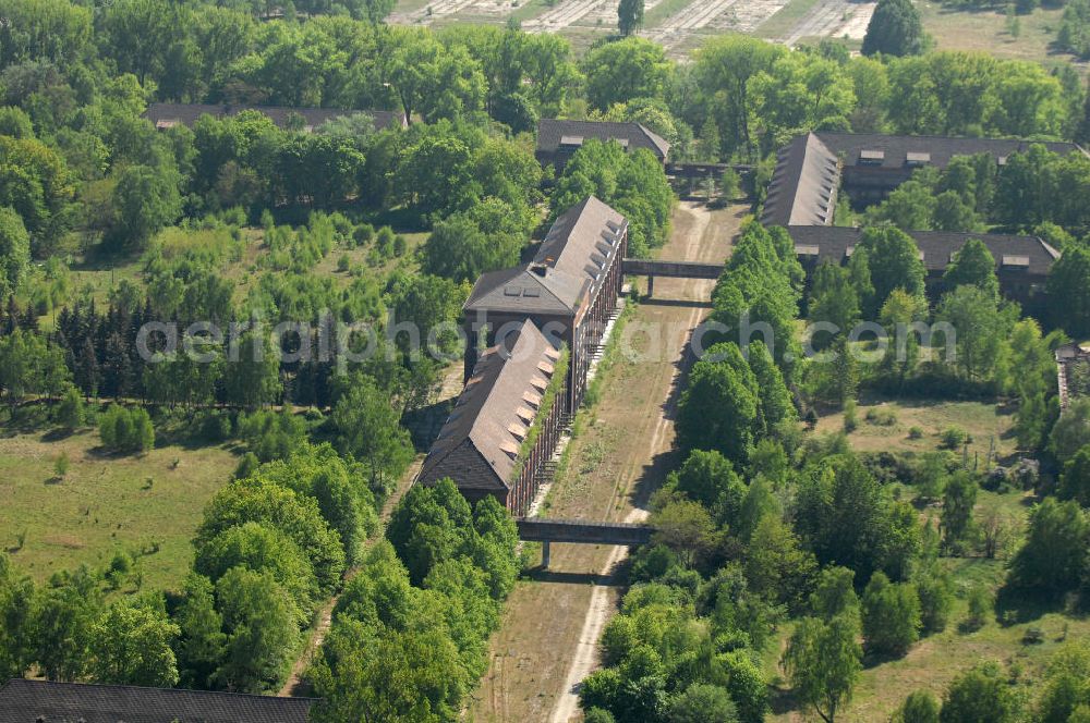 Aerial photograph Bernau - Blick auf ein verlassenes Kasernengelände in Bernau im Landkreis Barnim von Brandenburg. Das brach liegende Kasernengelände wurde von 1941 bis 1945 von der Deutschen Wehrmacht genutzt. Ab 1945 nutzte die Sowjetarmee die Kaserne, seitdem die Armee 1994 abgezogen wurde steht das Gelände an der Schwanebecker Chaussee leer.