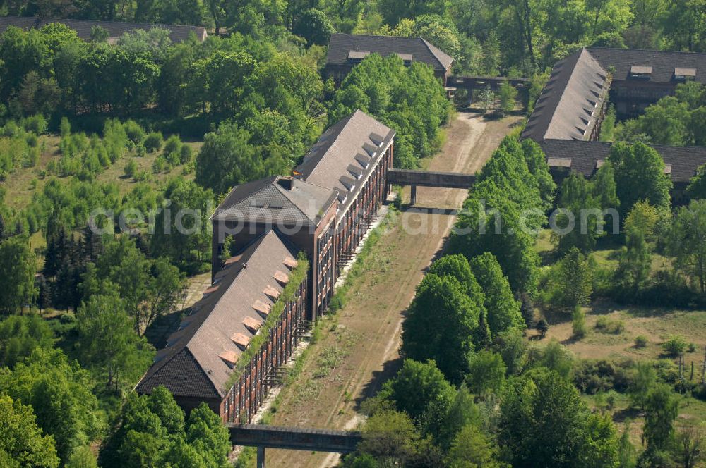 Bernau from above - Blick auf ein verlassenes Kasernengelände in Bernau im Landkreis Barnim von Brandenburg. Das brach liegende Kasernengelände wurde von 1941 bis 1945 von der Deutschen Wehrmacht genutzt. Ab 1945 nutzte die Sowjetarmee die Kaserne, seitdem die Armee 1994 abgezogen wurde steht das Gelände an der Schwanebecker Chaussee leer.