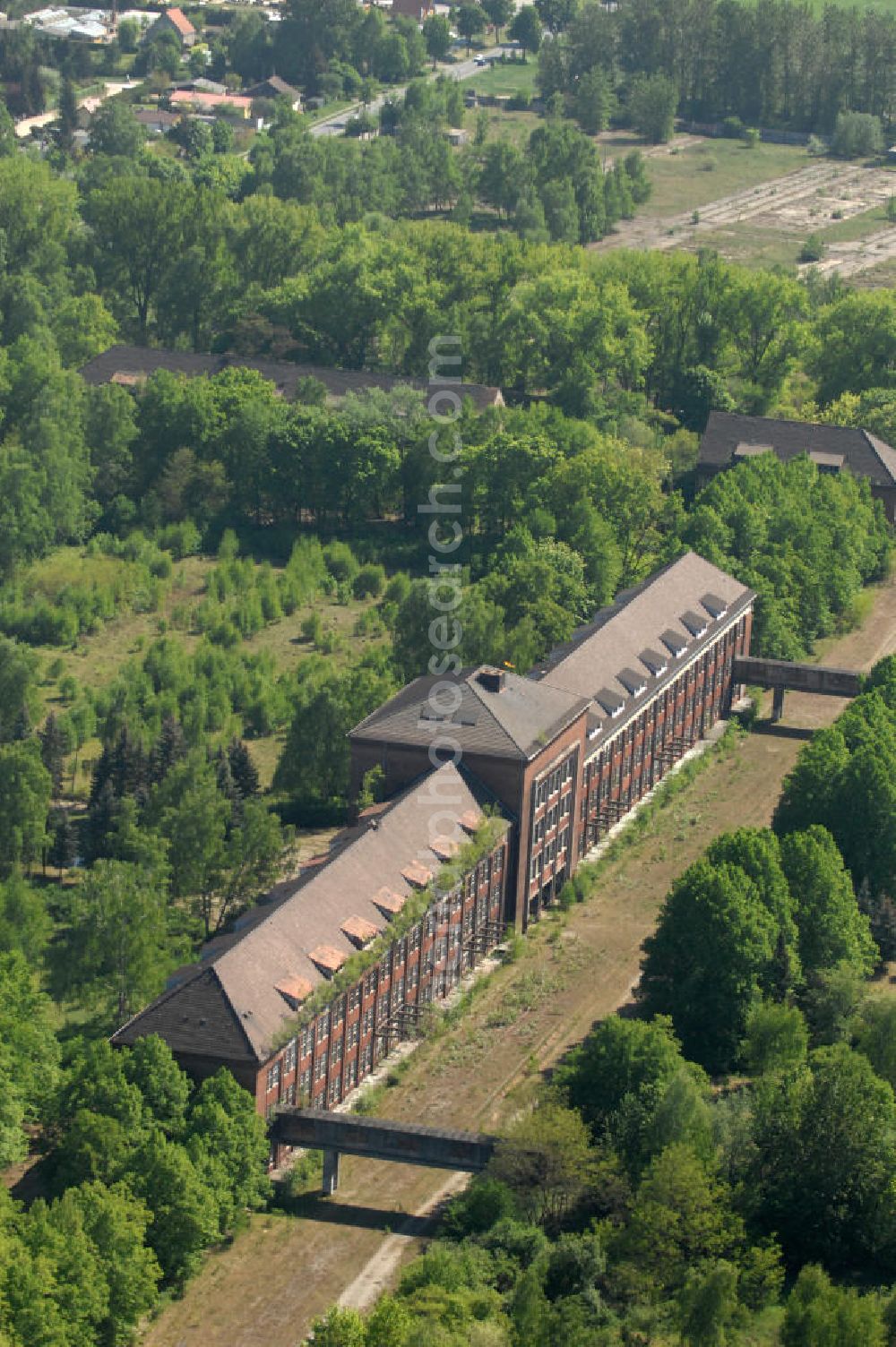 Bernau from the bird's eye view: Blick auf ein verlassenes Kasernengelände in Bernau im Landkreis Barnim von Brandenburg. Das brach liegende Kasernengelände wurde von 1941 bis 1945 von der Deutschen Wehrmacht genutzt. Ab 1945 nutzte die Sowjetarmee die Kaserne, seitdem die Armee 1994 abgezogen wurde steht das Gelände an der Schwanebecker Chaussee leer.